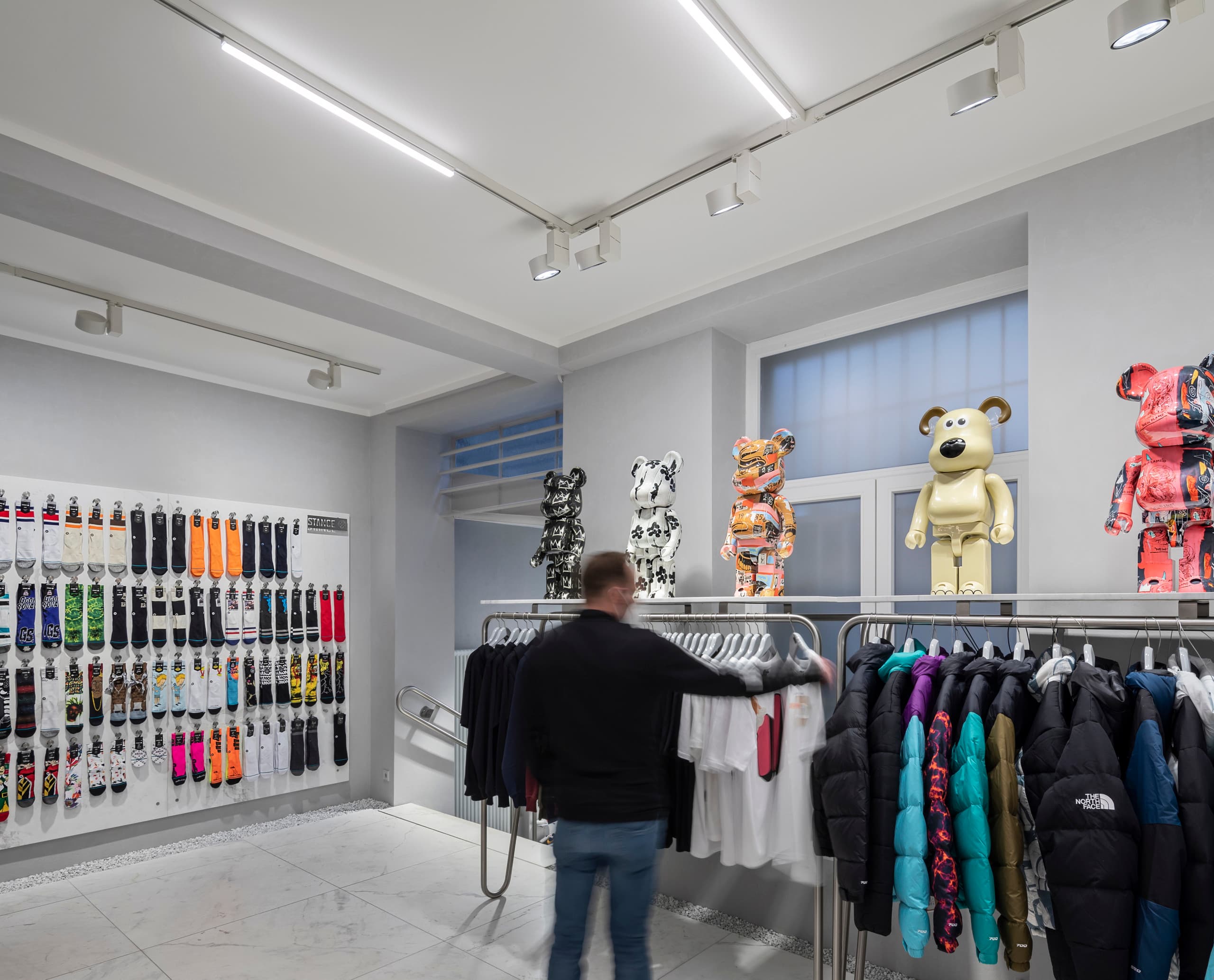 ERCO Optec Strahler beleuchten Overkill Store Köln mit Streetwear, Kunst und Sammlerstücken.