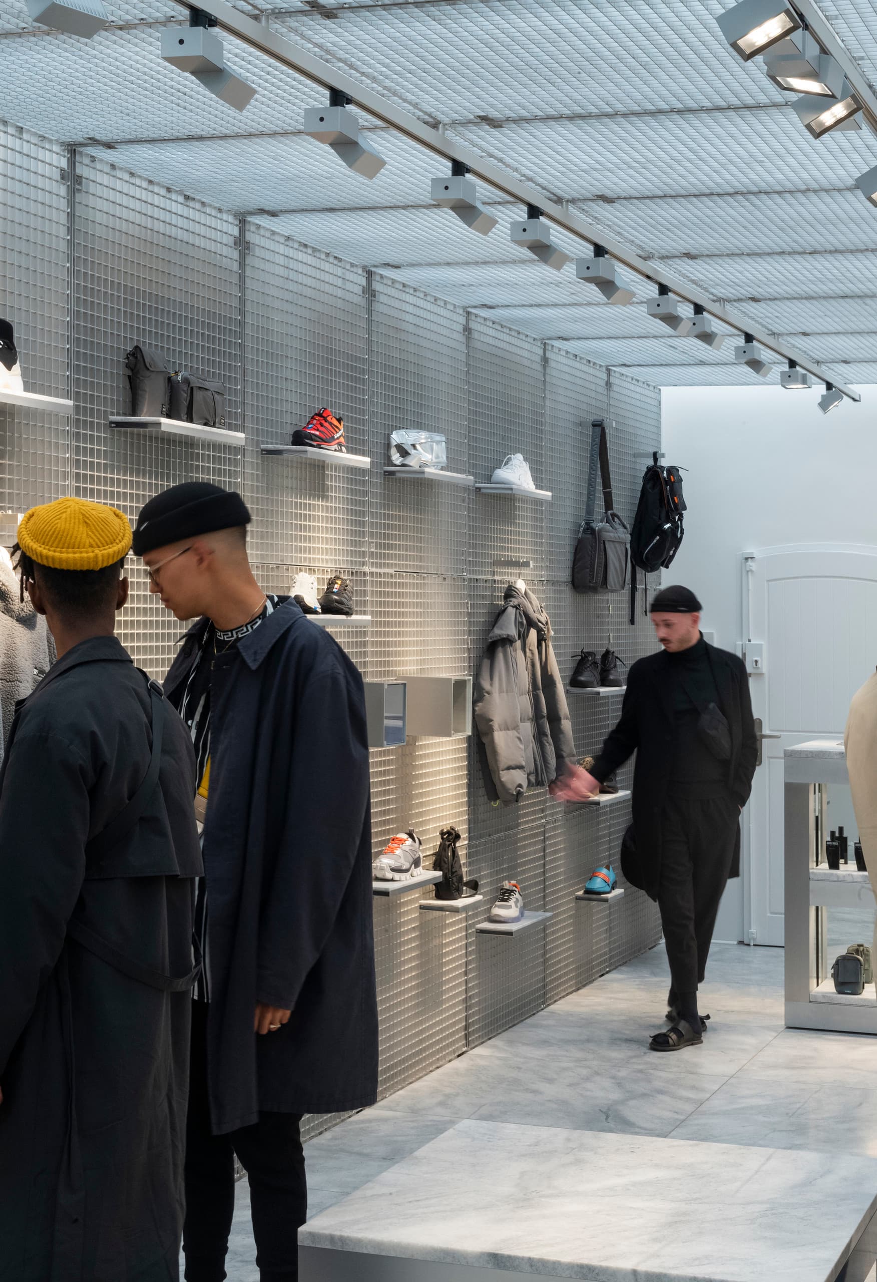 ERCO Opton Strahler im Gate194 Store, Berlin, beleuchten Modeartikel und sorgen für Sehkomfort in minimalistischem Design.