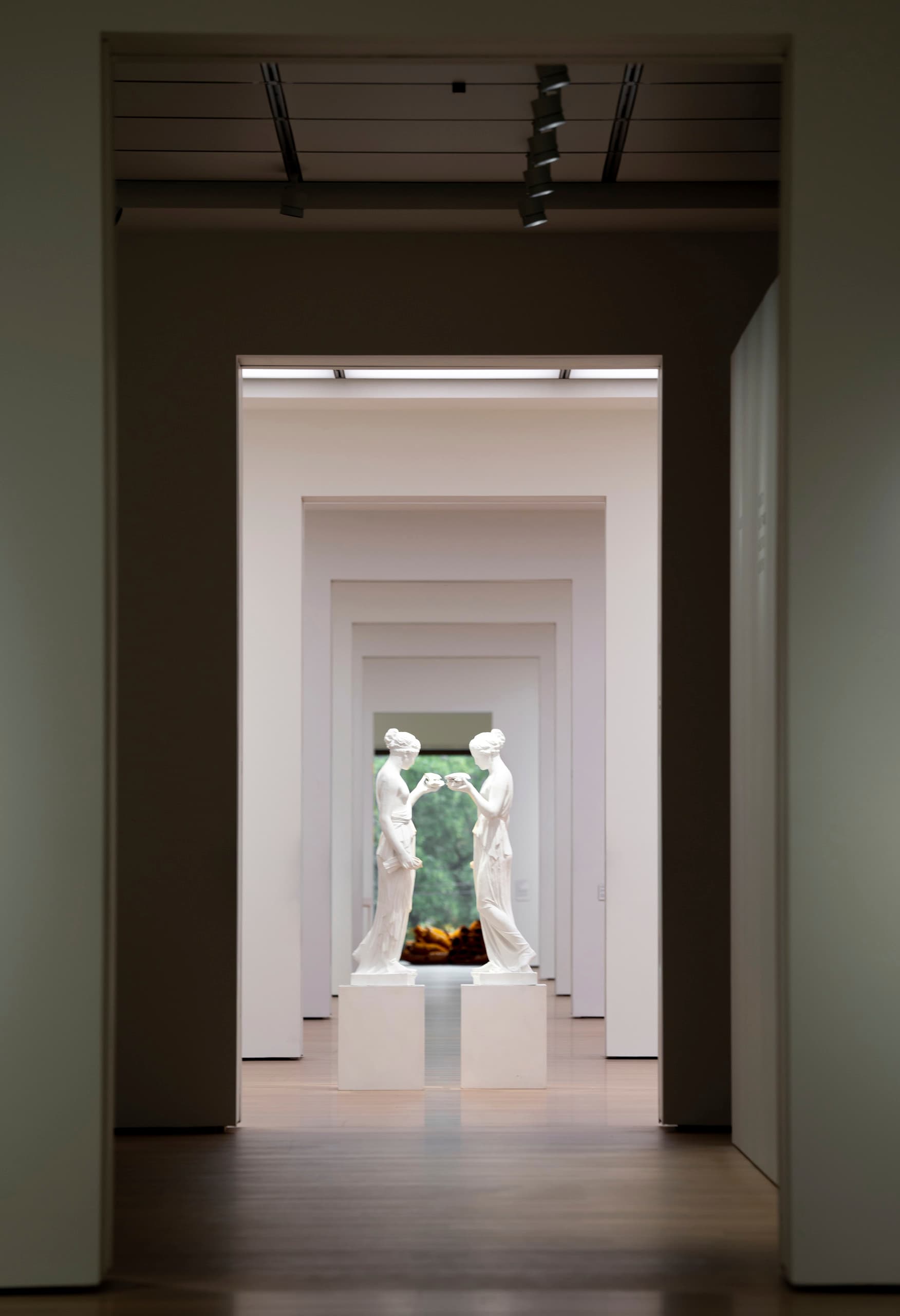 Skulpturen im Nationalmuseum Oslo, beleuchtet mit ERCO Strahlern für flexible Ausstellungen.