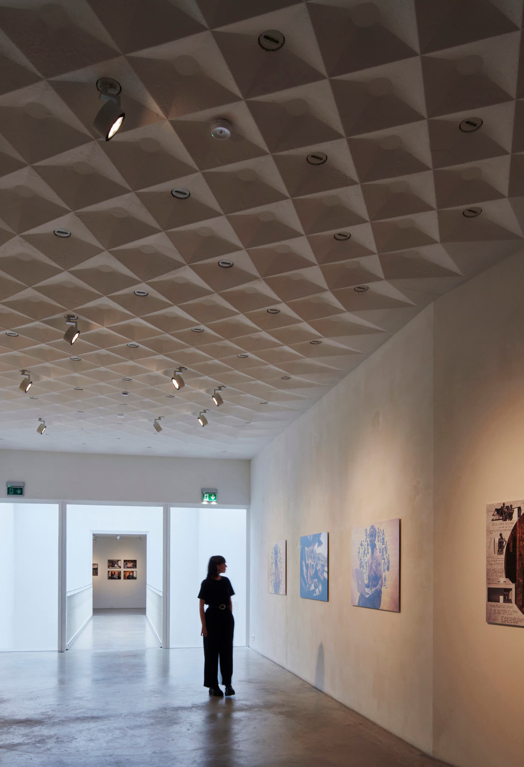 Kunsthalle Z33 in Hasselt mit ERCO Licht Board Strahlern für flexible Ausstellungsbeleuchtung.