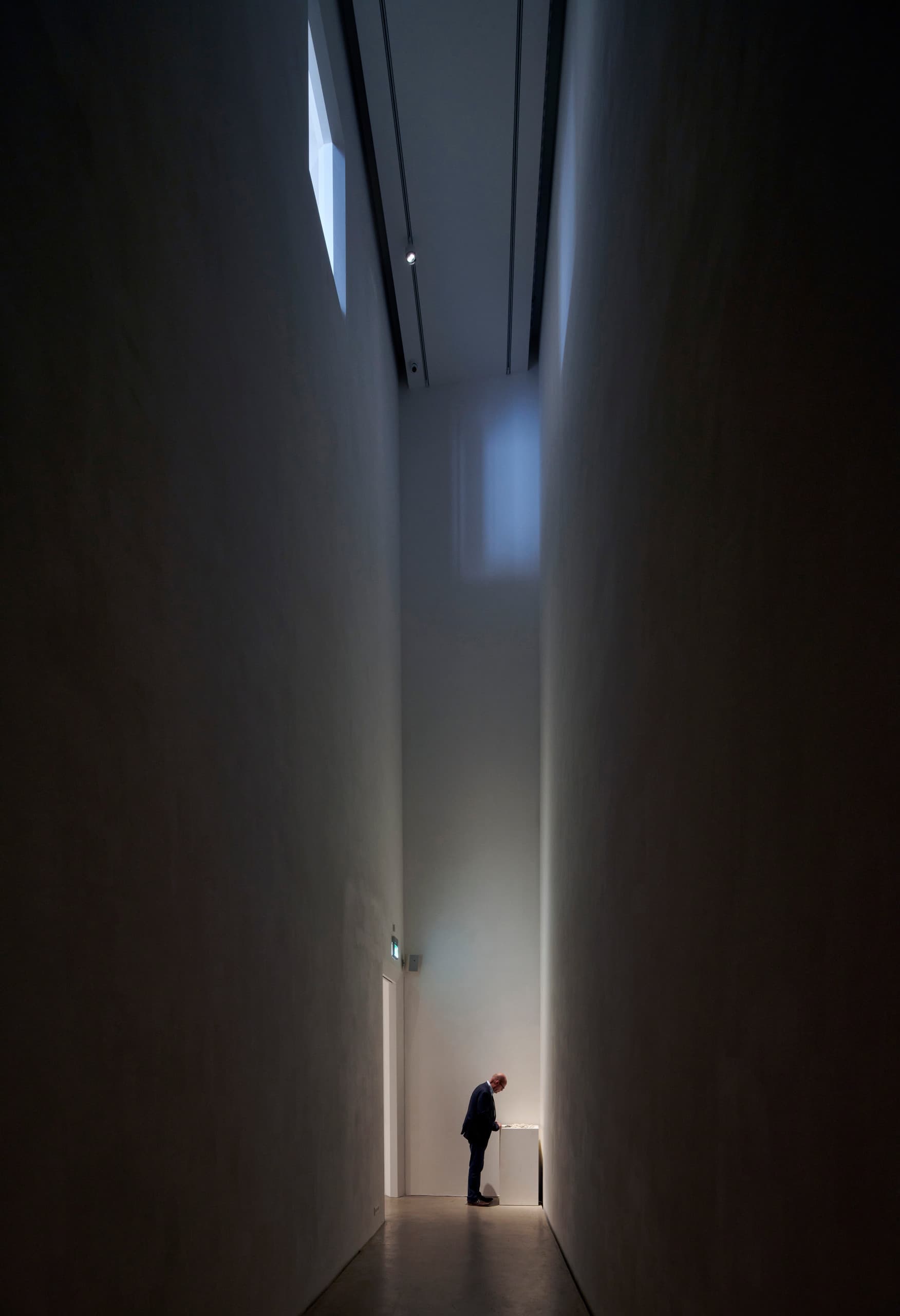 ERCO Lichttechnik in der Kunsthalle Z33: Spotlights beleuchten präzise eine Ausstellung.