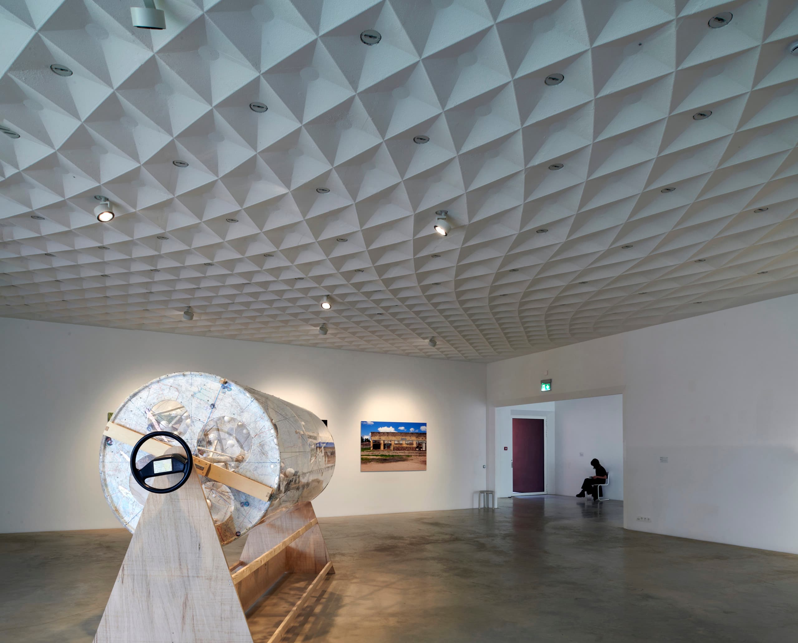 ERCO Strahler beleuchten Kunsthalle Z33 in Hasselt: Flexible Ausstellungsbeleuchtung für wechselnde Exponate.