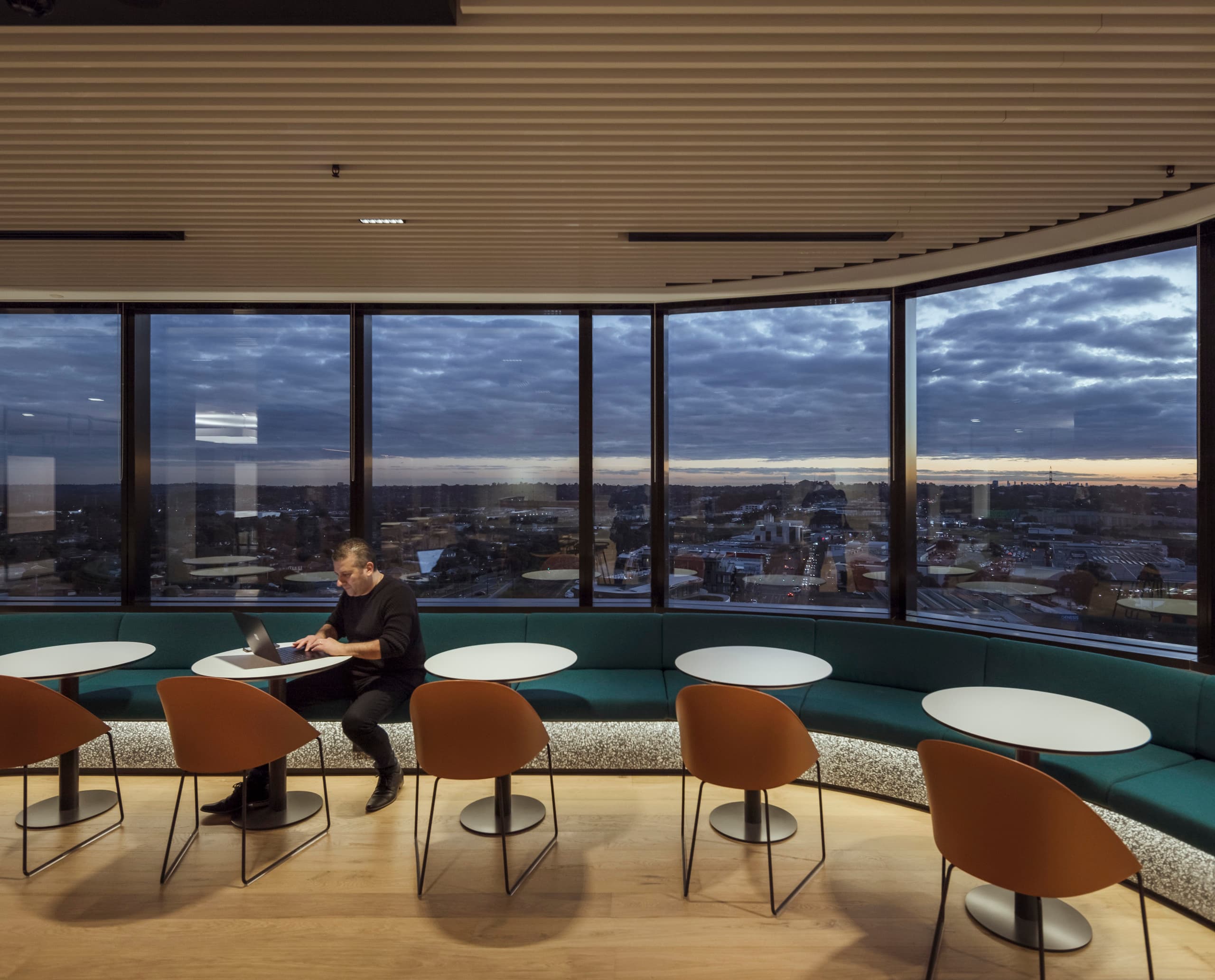 ERCO Jilly Downlights in modernem VicRoads Customer Hub Büro mit Panoramablick.