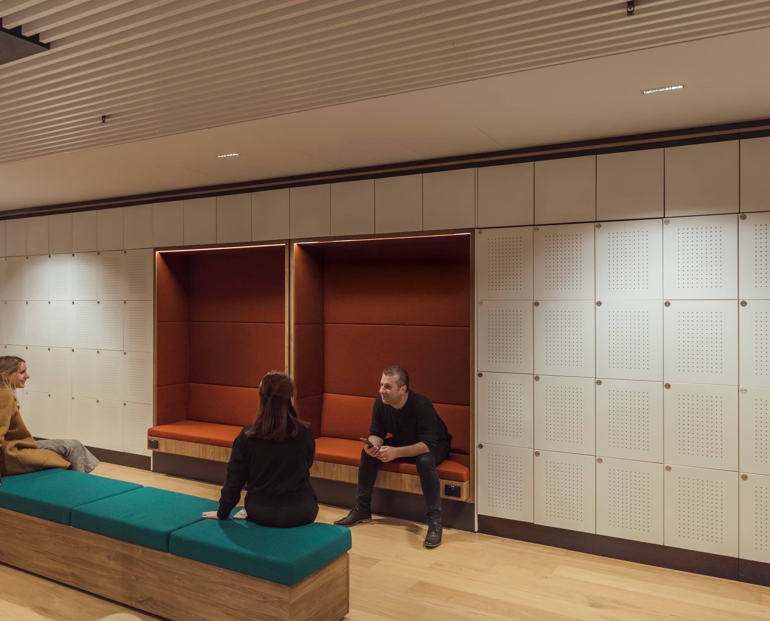VicRoads Ringwood Customer Hub: Flexible Bürobeleuchtung mit ERCO Downlights für optimale Orientierung.