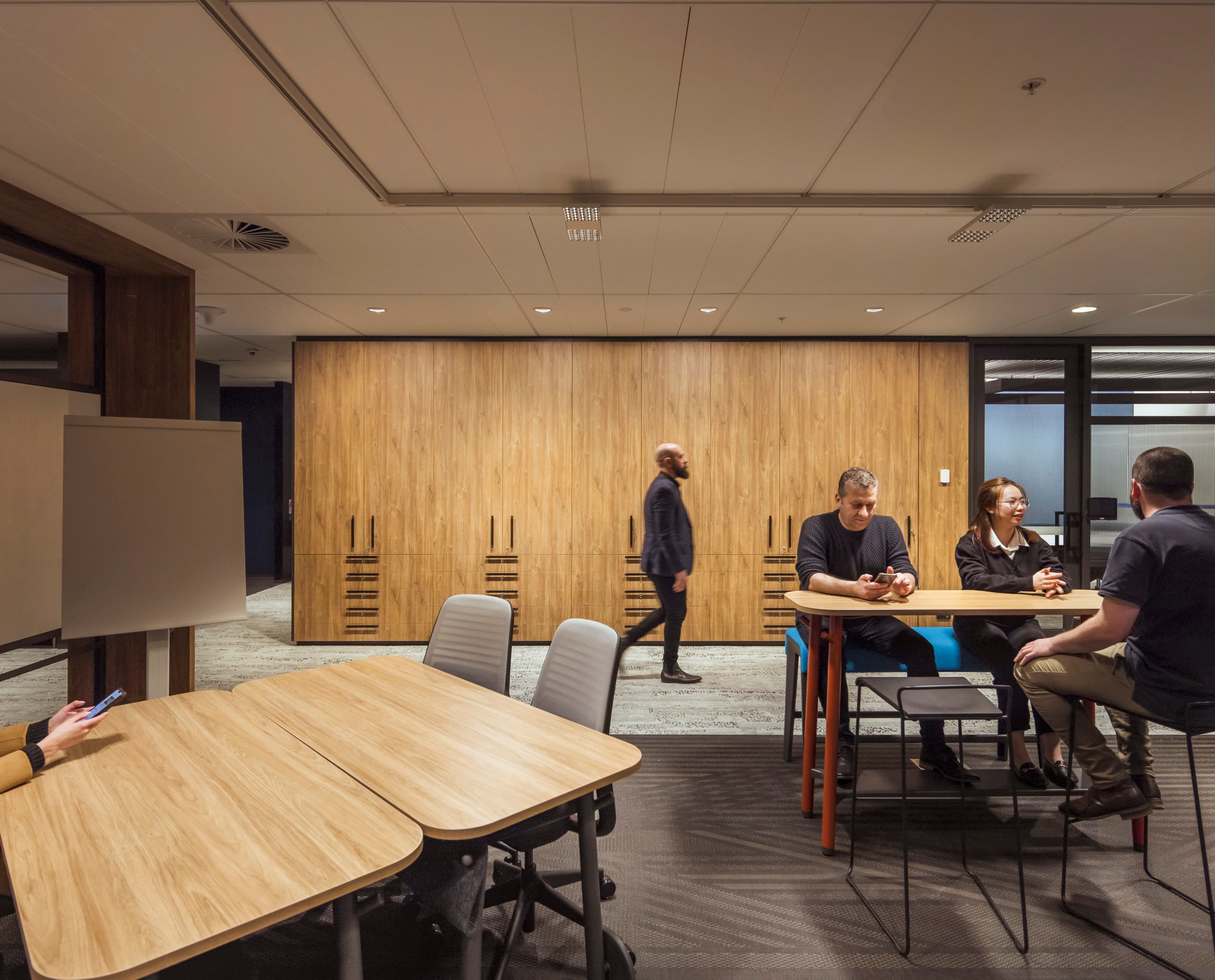 Flexible Bürobeleuchtung mit ERCO Downlights im VicRoads Customer Hub, Melbourne.