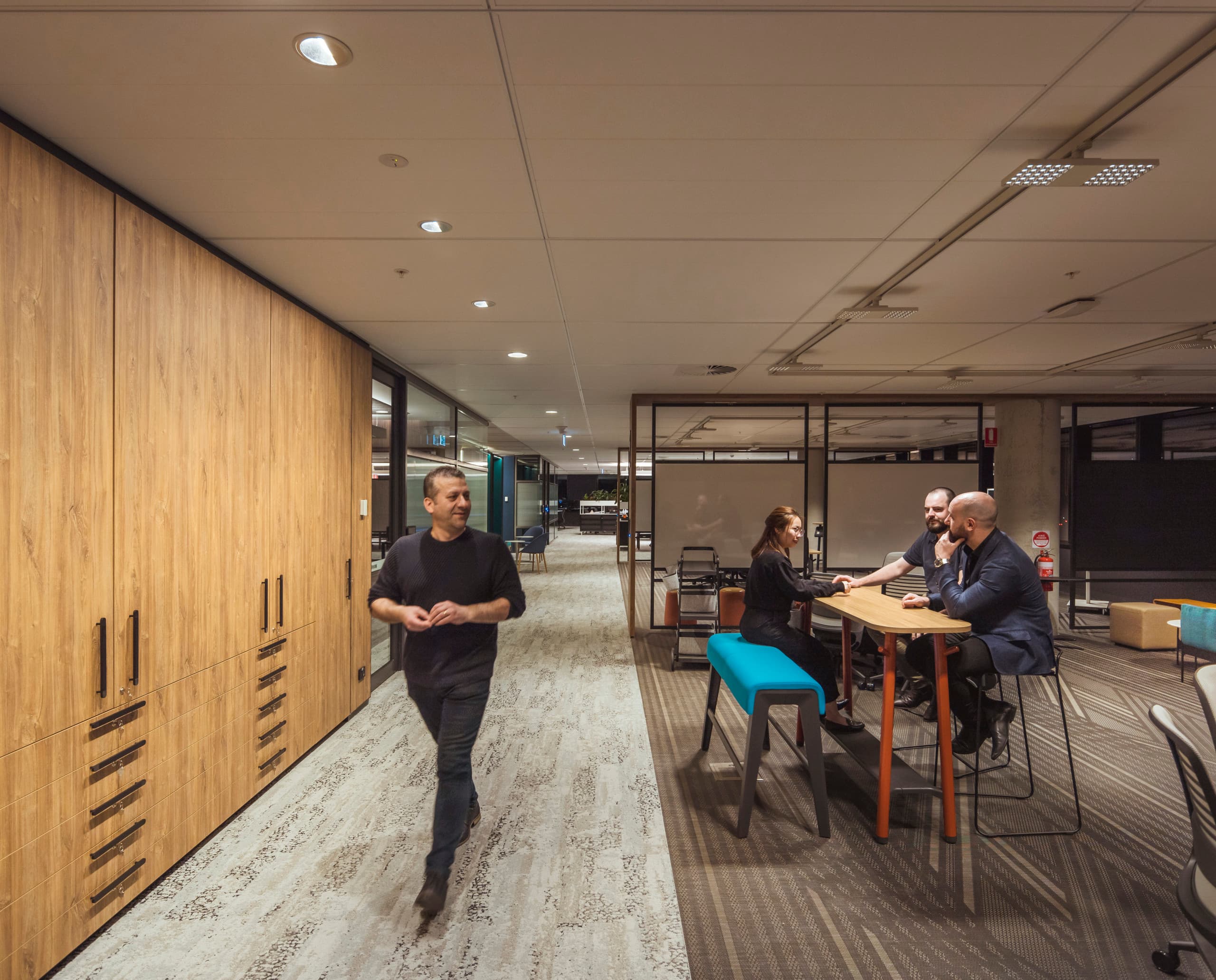 ERCO Jilly Downlights in einem modernen VicRoads Kunden-Hub Büro mit flexibler Bürobeleuchtung.