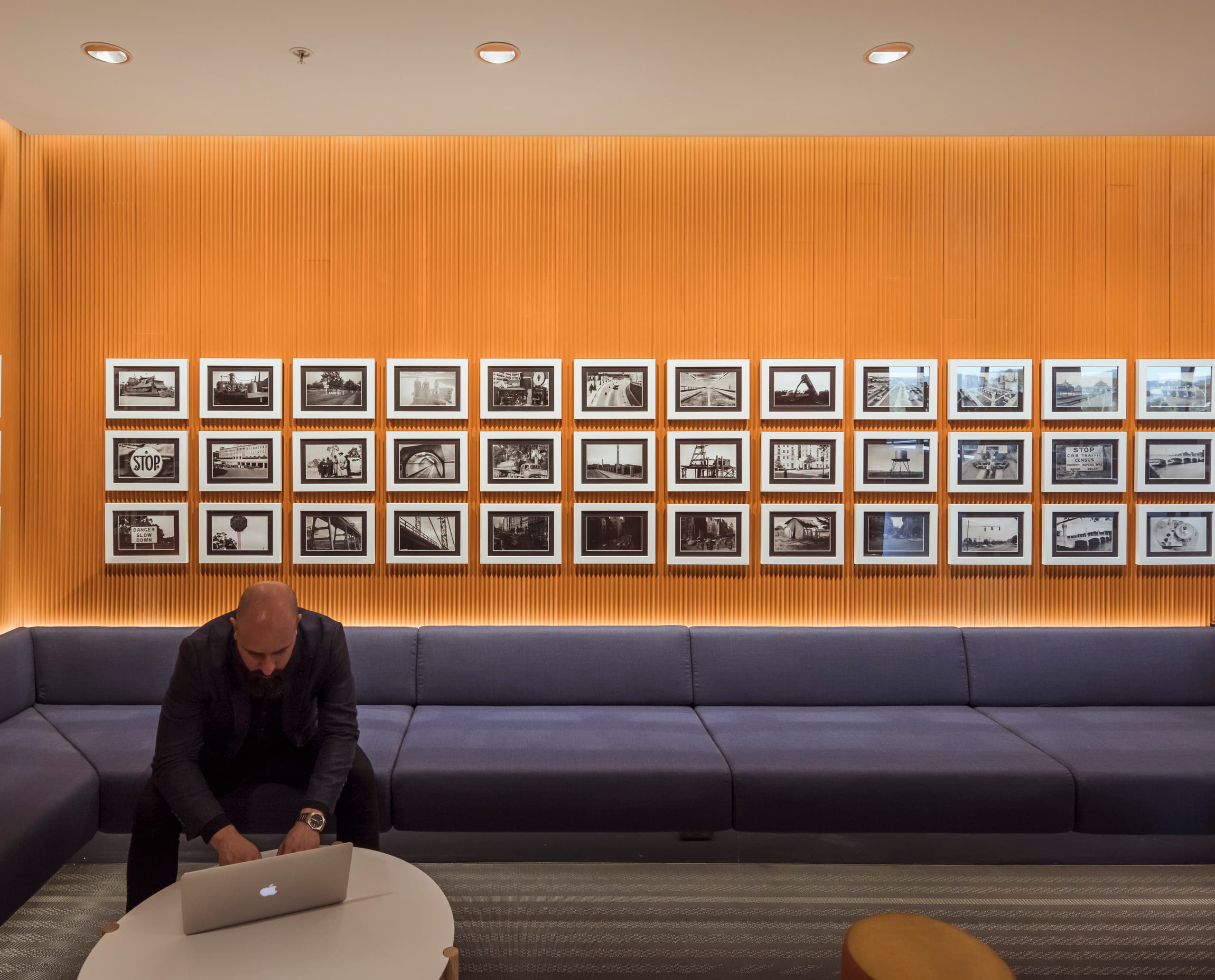 Mann arbeitet am Laptop im VicRoads Ringwood Customer Hub, beleuchtet mit ERCO Downlights.