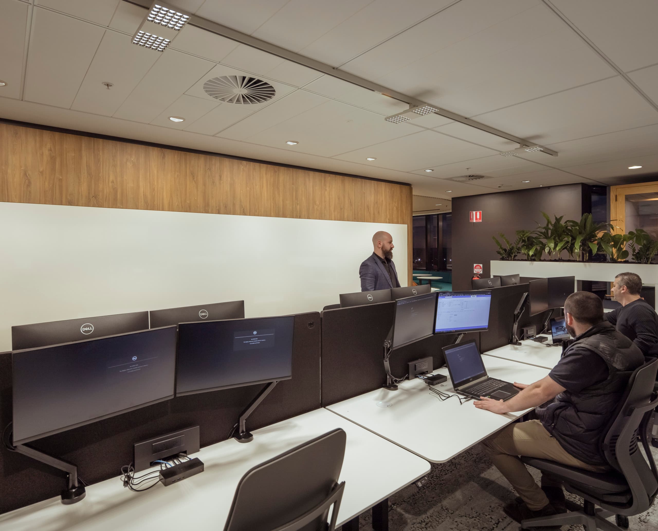 Flexible Bürobeleuchtung mit ERCO Downlights im VicRoads Customer Hub, Melbourne.