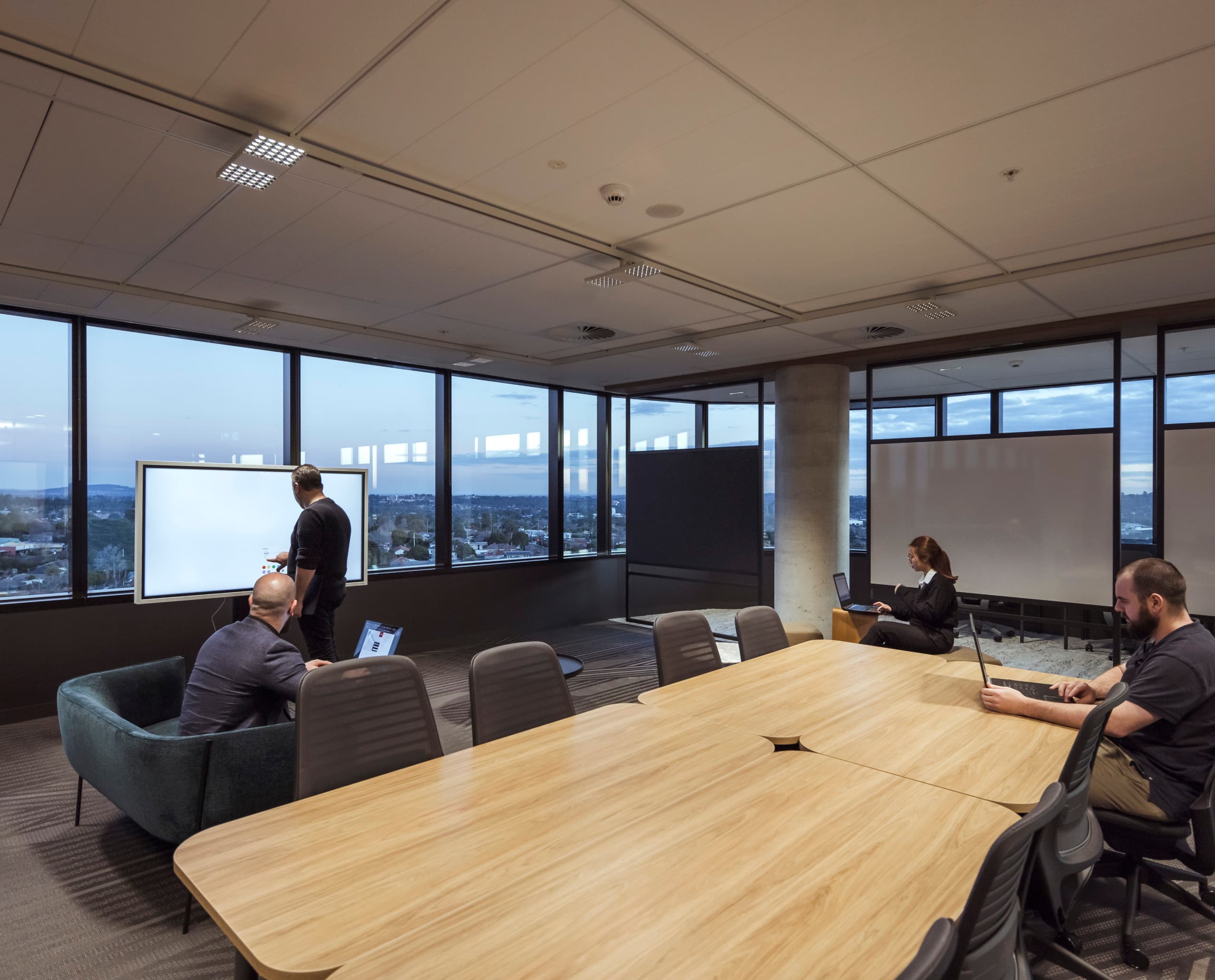 Besprechungsraum im VicRoads Ringwood Customer Hub mit ERCO Beleuchtung.