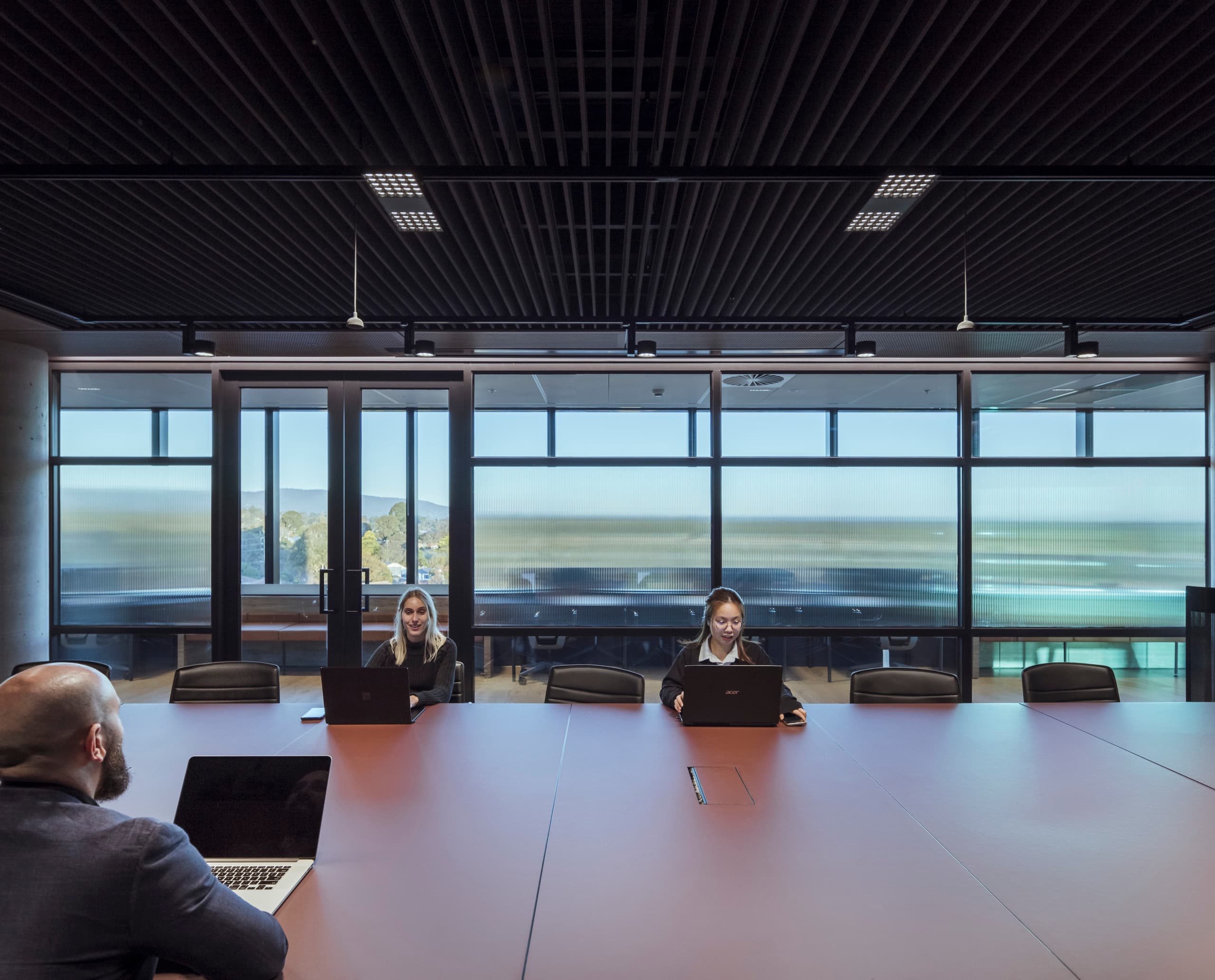 ERCO Jilly Downlights in einem modernen VicRoads Büro für flexible Bürobeleuchtung.