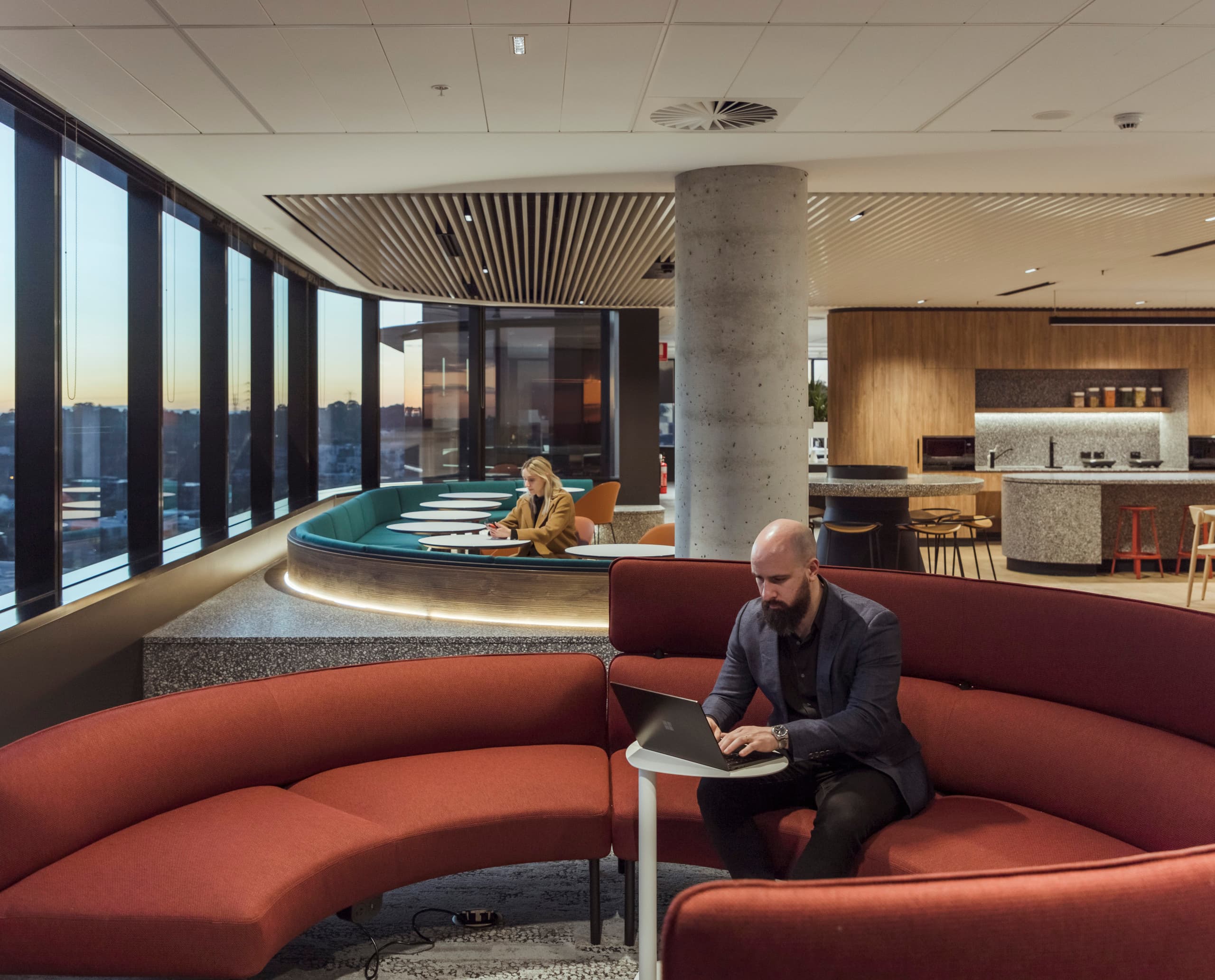 Flexibles Büro im VicRoads Ringwood Customer Hub mit ERCO Beleuchtung für angenehme Arbeitsatmosphäre.