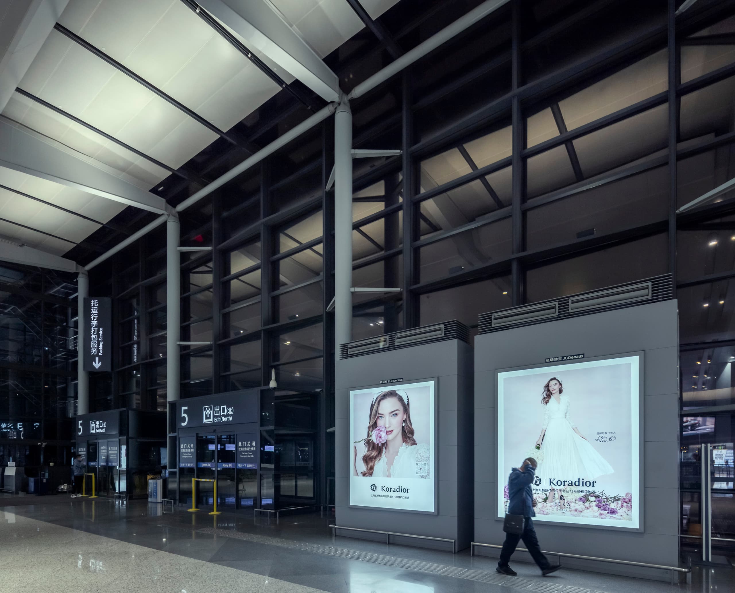Flughafen Shanghai-Hongqiao mit ERCO Beleuchtung für eine angenehme Atmosphäre.