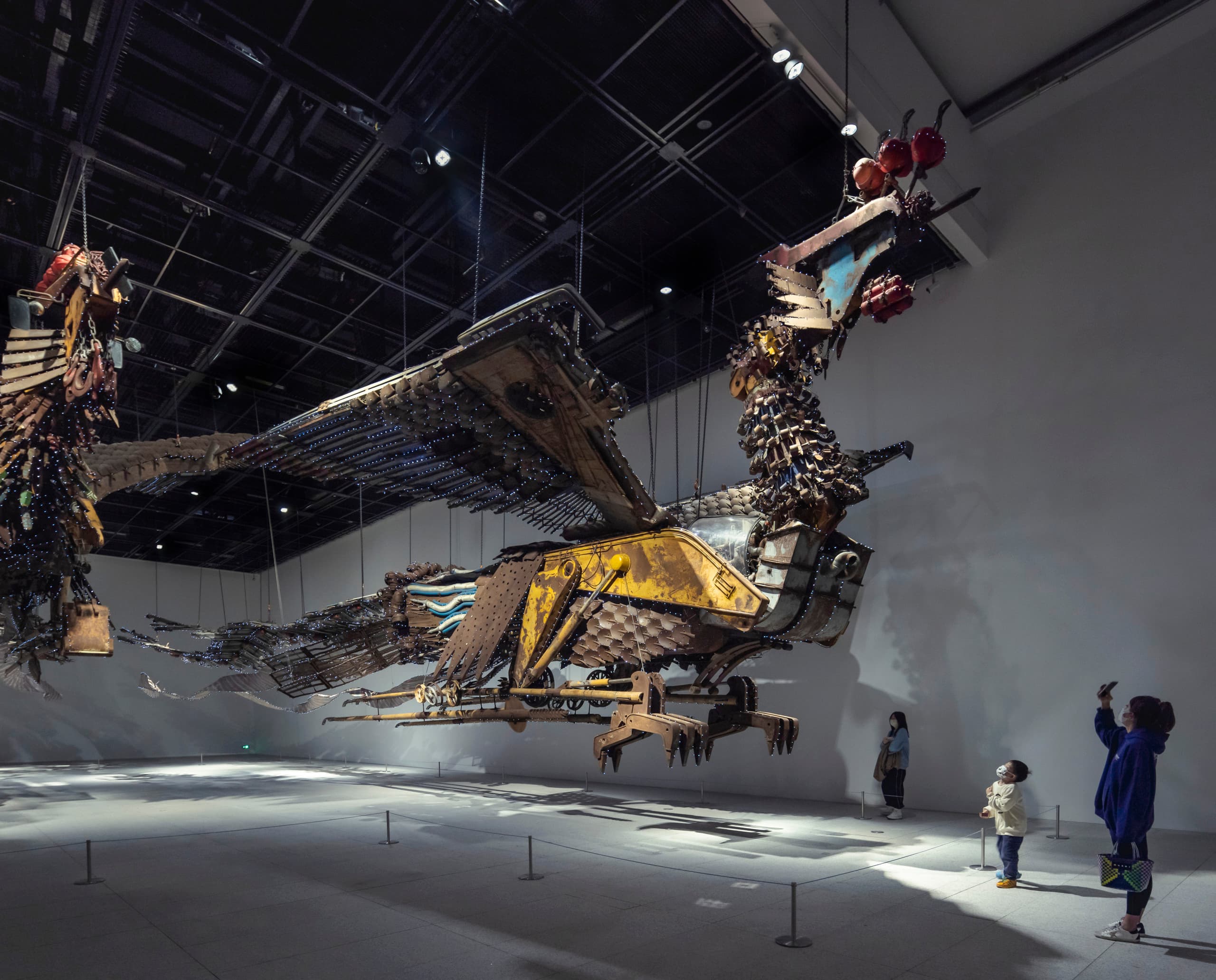 Kunstausstellung im Museum of Art Pudong, Shanghai, beleuchtet mit ERCO LED-Strahlern.