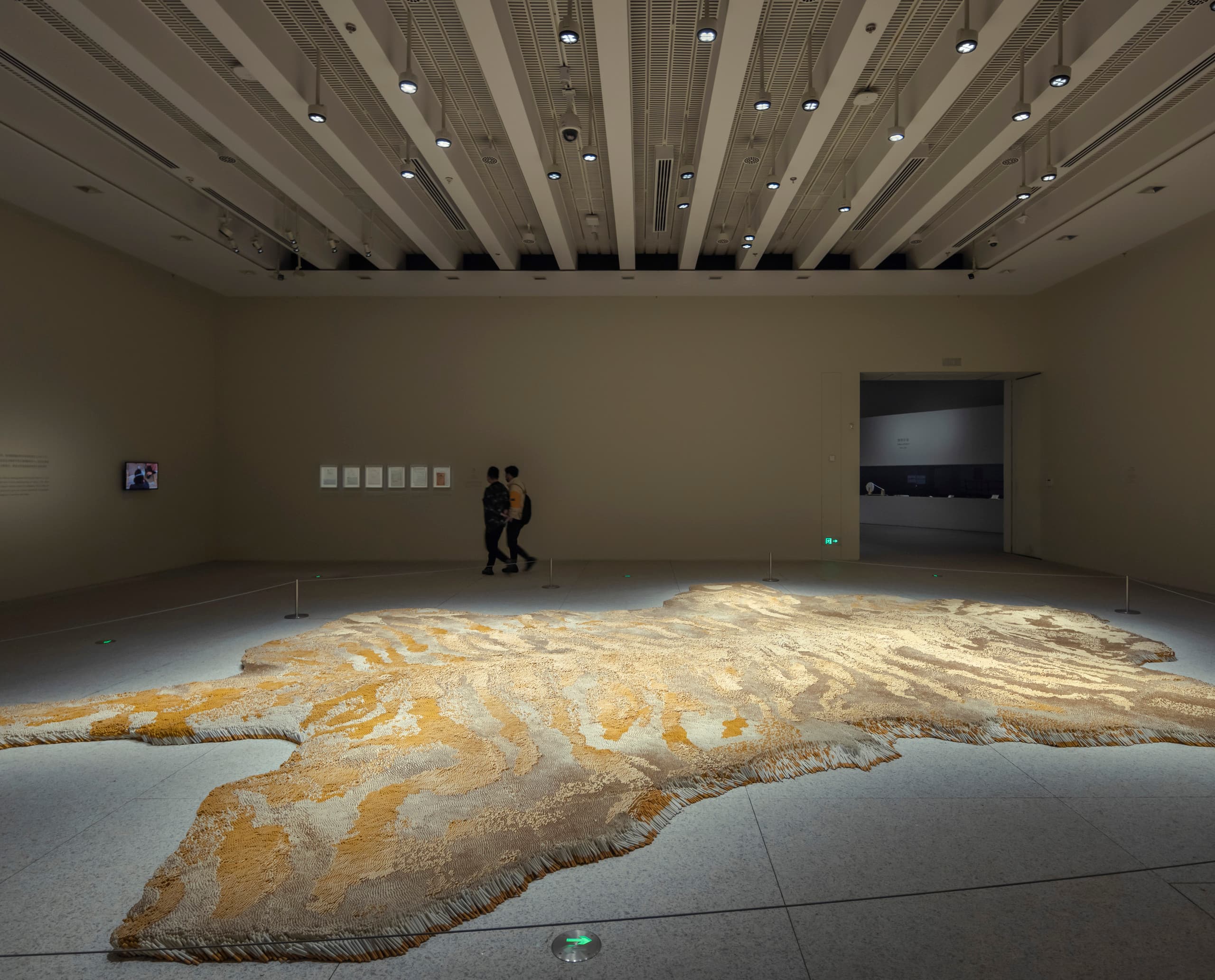 Kunstausstellung im Museum of Art Pudong, Shanghai, beleuchtet mit ERCO LED-Strahlern für hohe Lichtqualität.