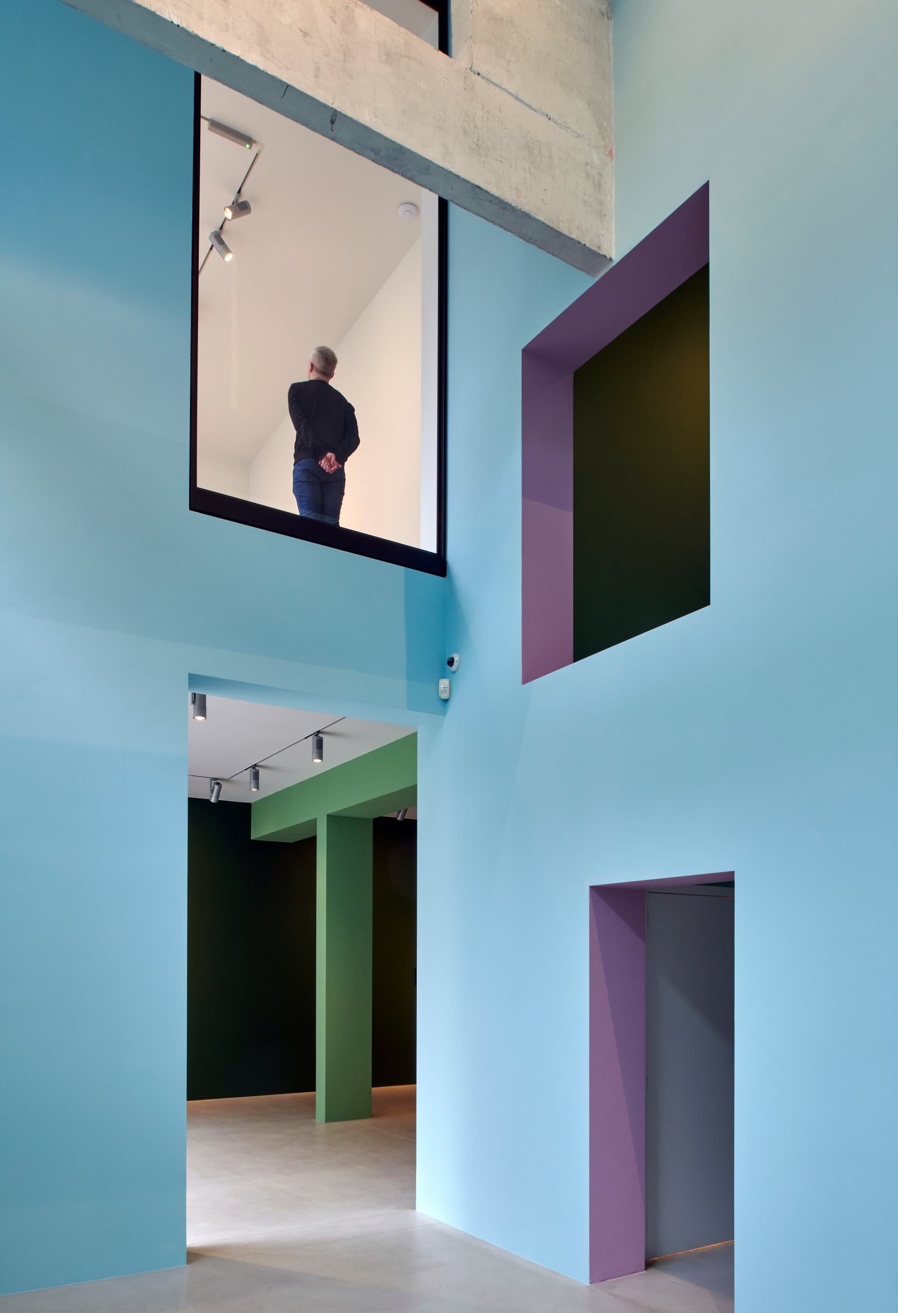 ERCO Eclipse Strahler in der Galerie Xavier Hufkens für flexible Kunstausstellung.