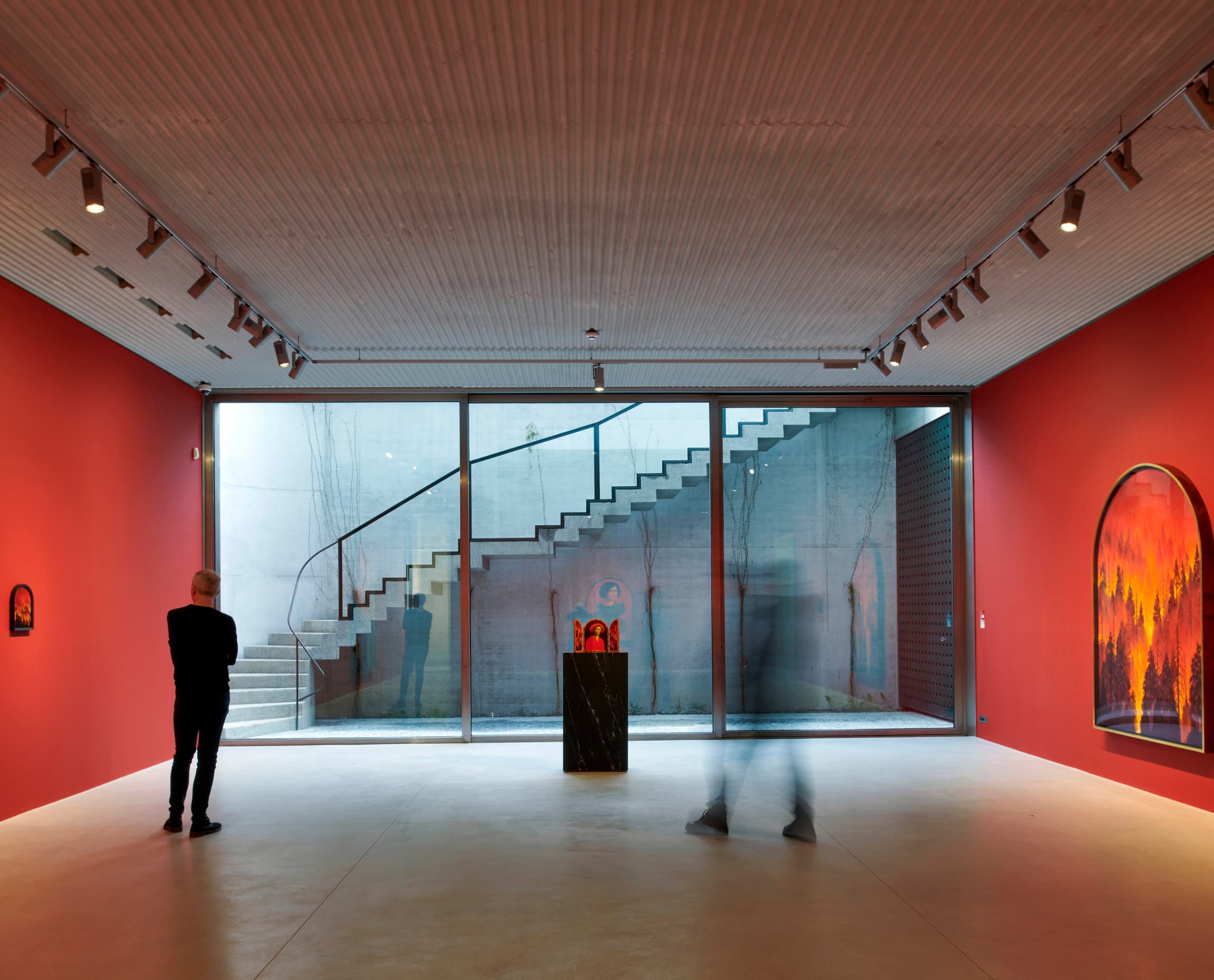 ERCO LED-Leuchten beleuchten Kunst in der Galerie Xavier Hufkens, Brüssel.