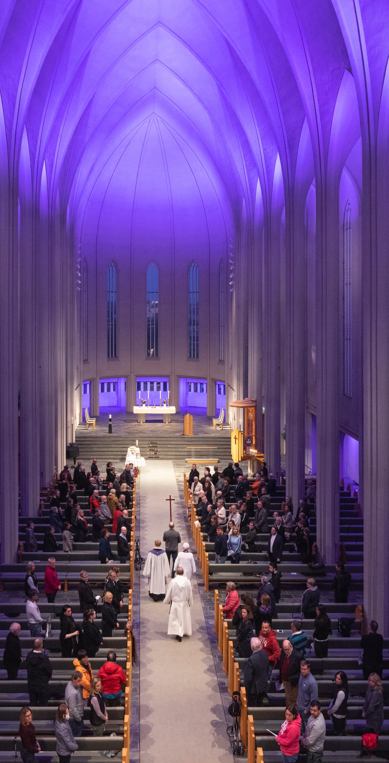 Innenansicht der Hallgrímskirkja mit ERCO LED-Beleuchtung in farbigem Licht.