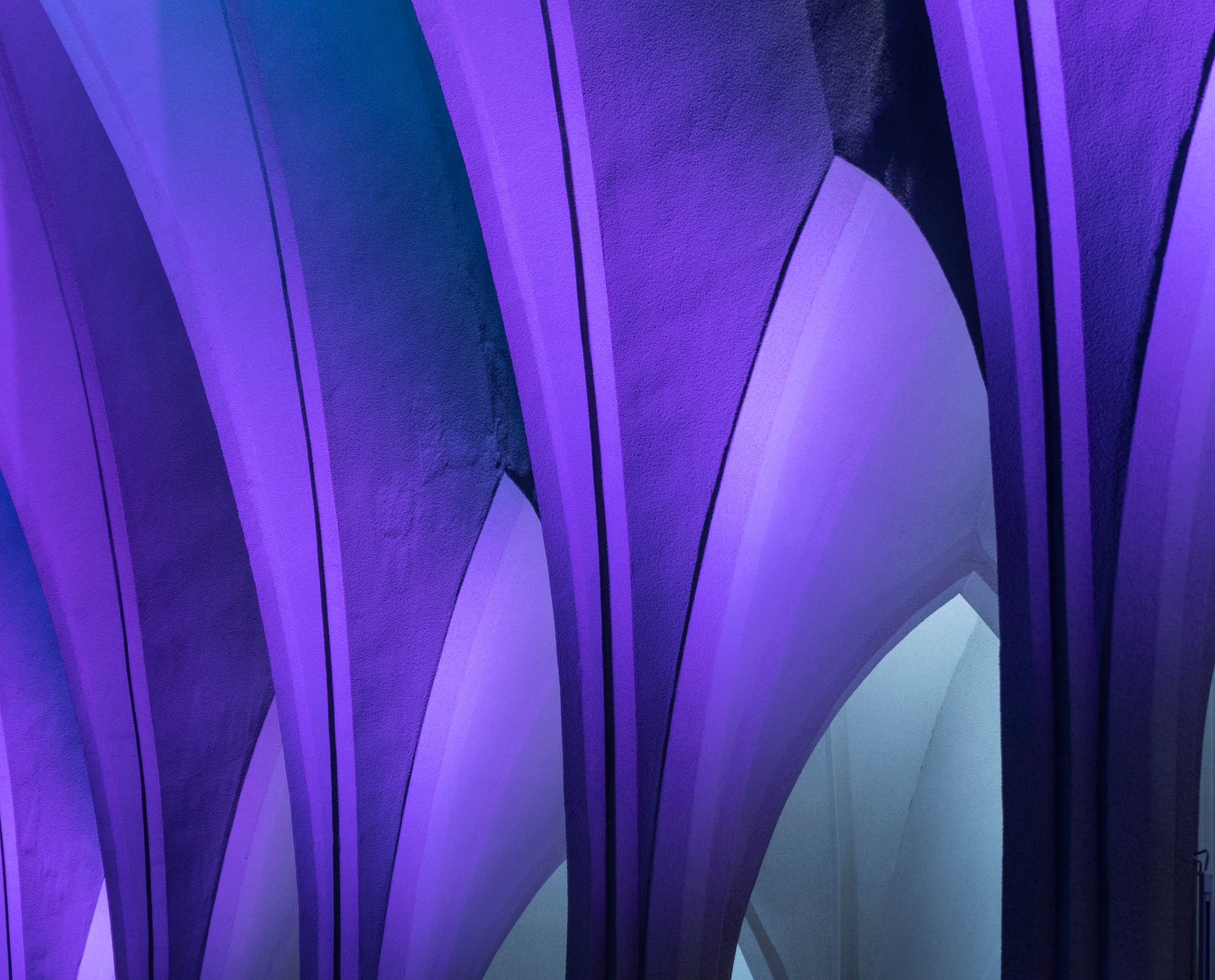 Hallgrímskirkja-Decke mit ERCO LED-Beleuchtung in dynamischem Violett.