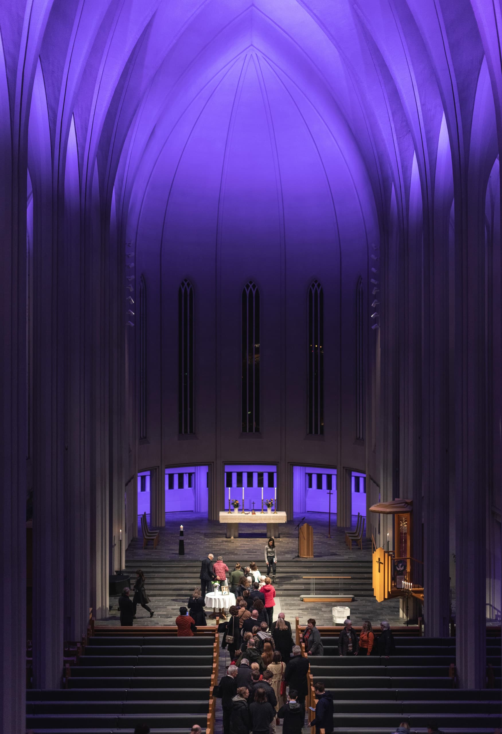Innenansicht der Hallgrímskirkja mit ERCO LED-Beleuchtung in farbigem Licht.