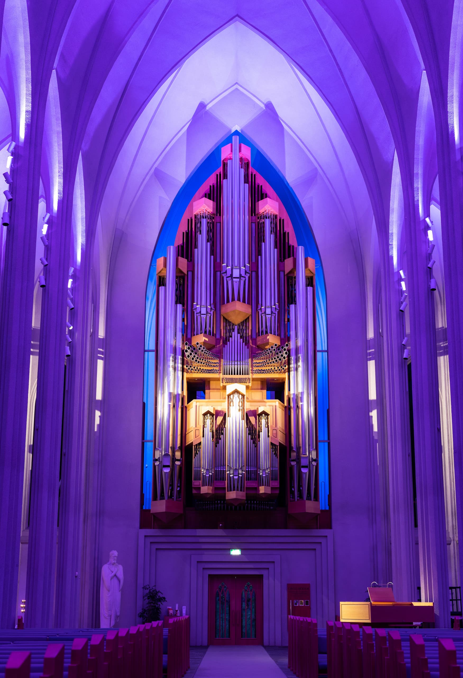 Hallgrímskirkja, Island: Orgel mit farbigem LED-Licht für Human Centric Lighting.