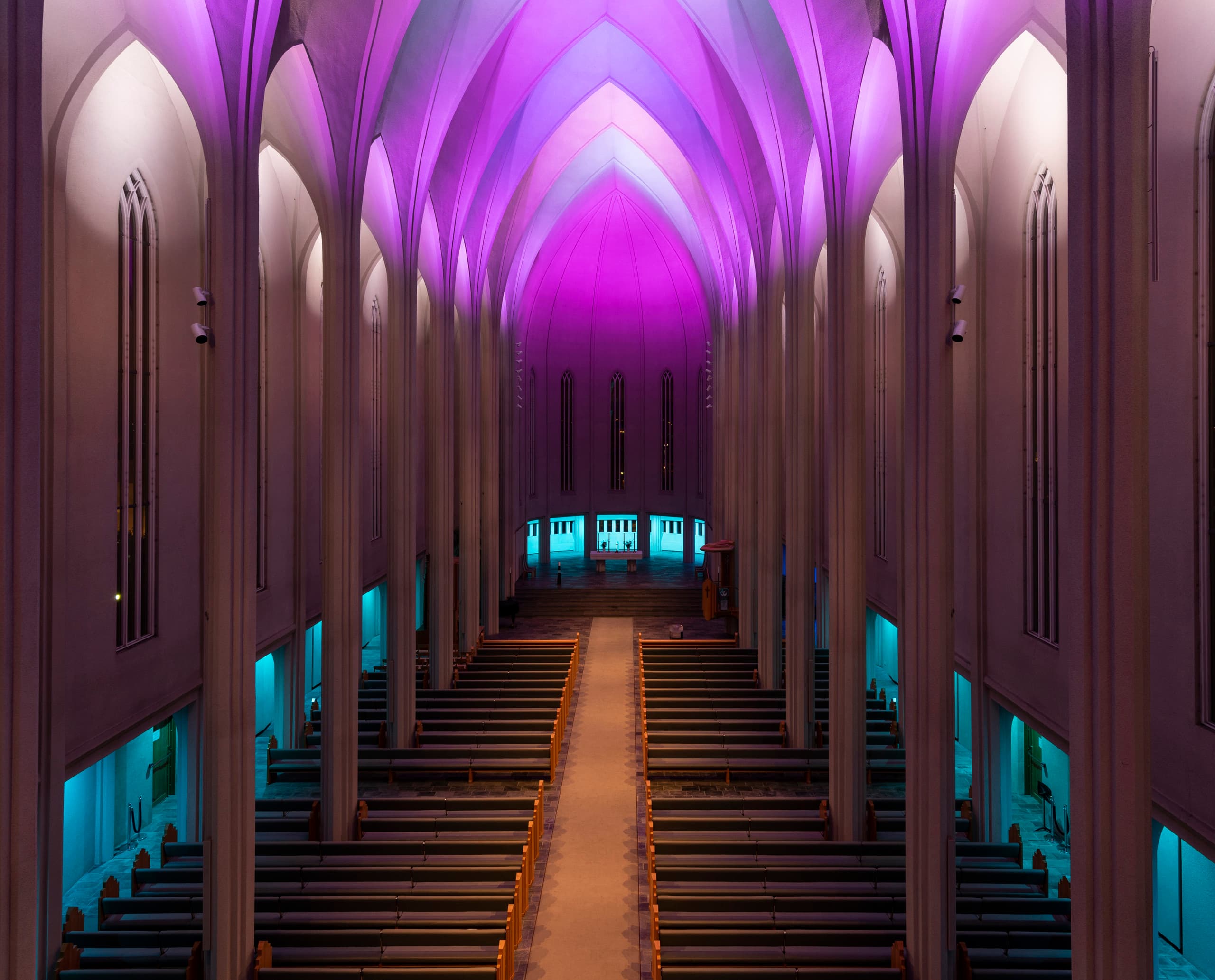 Innenansicht der Hallgrímskirkja mit ERCO LED-Beleuchtung für Human Centric Lighting.