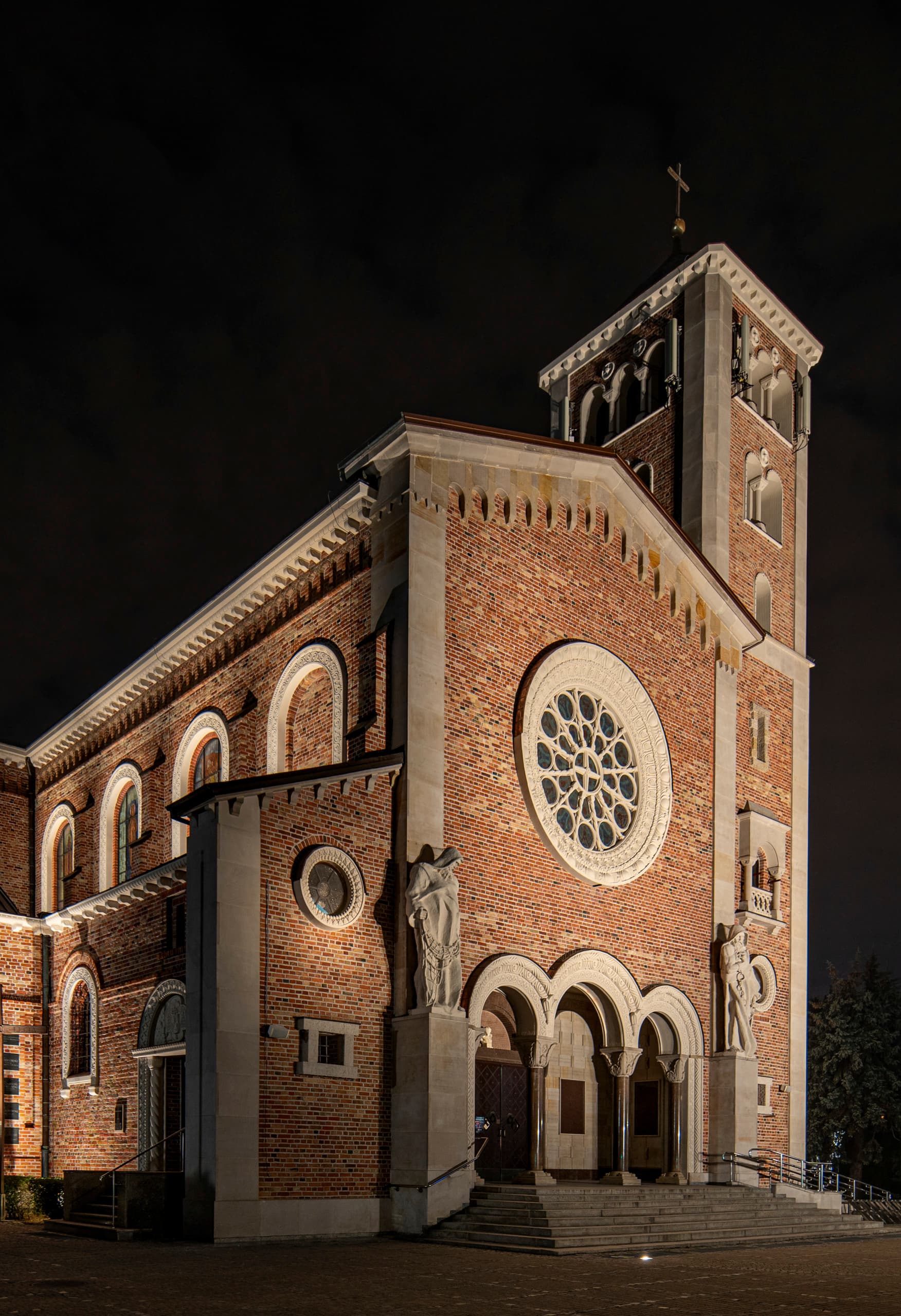 Beleuchtete Pyry Kirche in Warschau bei Nacht, mit ERCO LED-Beleuchtung.