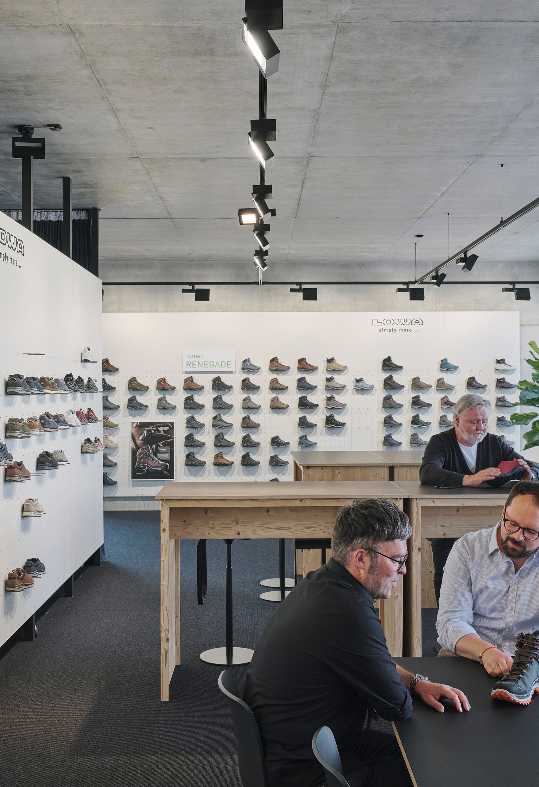 Lowa Büro und Showroom mit ERCO LED-Beleuchtung für flexible, bedarfsorientierte Bürobeleuchtung.