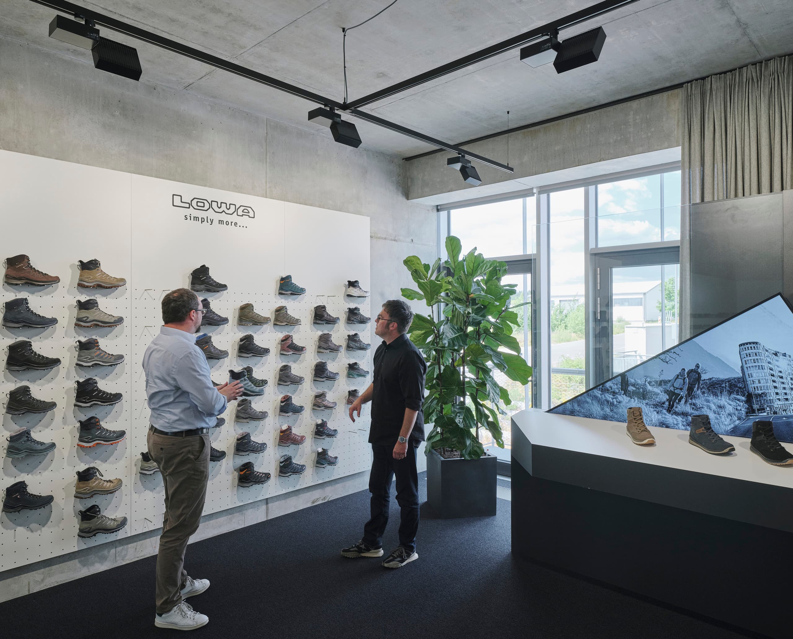 Lowa Schuh-Präsentation mit ERCO Bürobeleuchtung für flexible, bedarfsorientierte Lichtlösungen im Showroom.