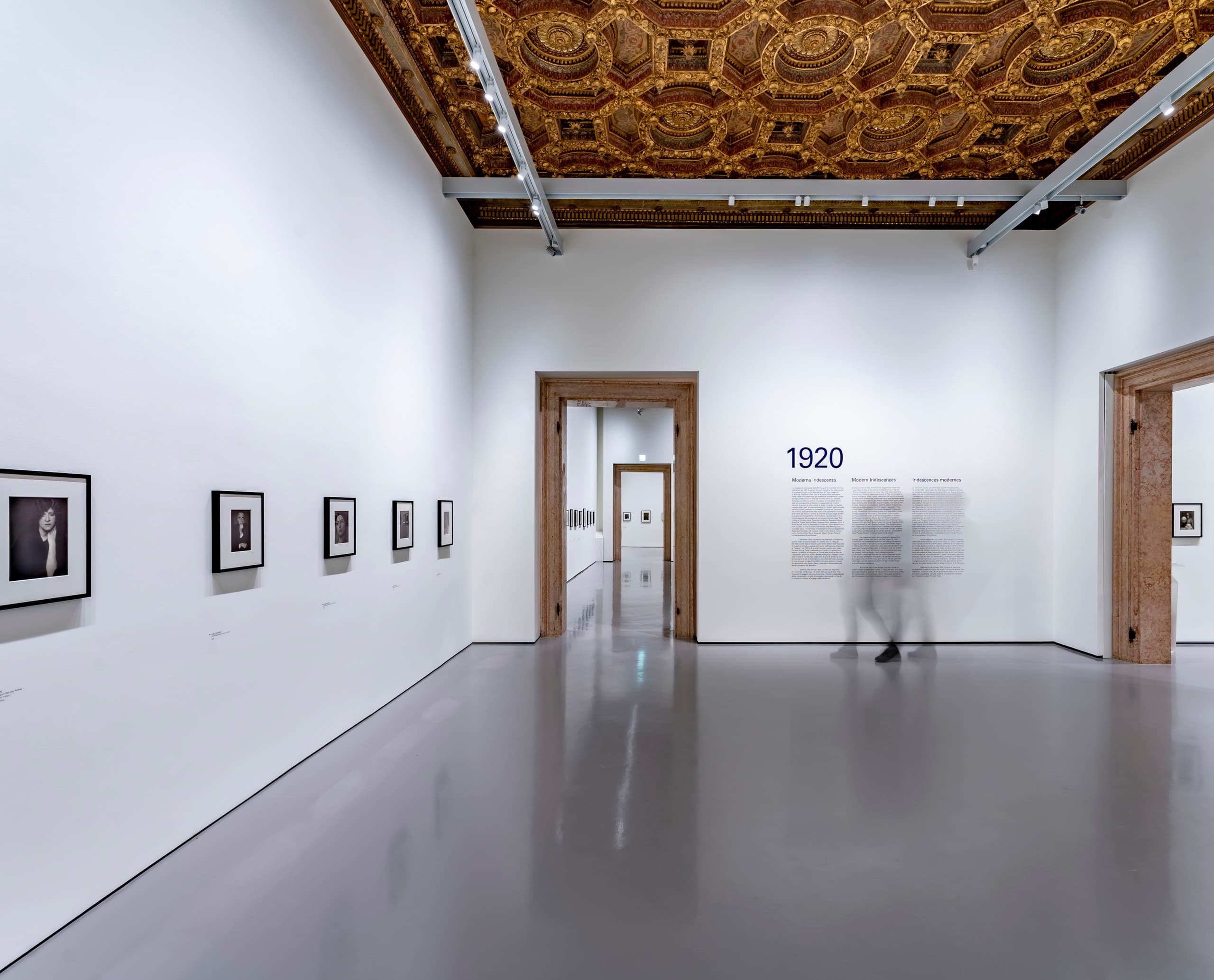 ERCO LED-Strahler beleuchten Kunstausstellung im Palazzo Grassi, Venedig, für Energieeffizienz und Flexibilität.