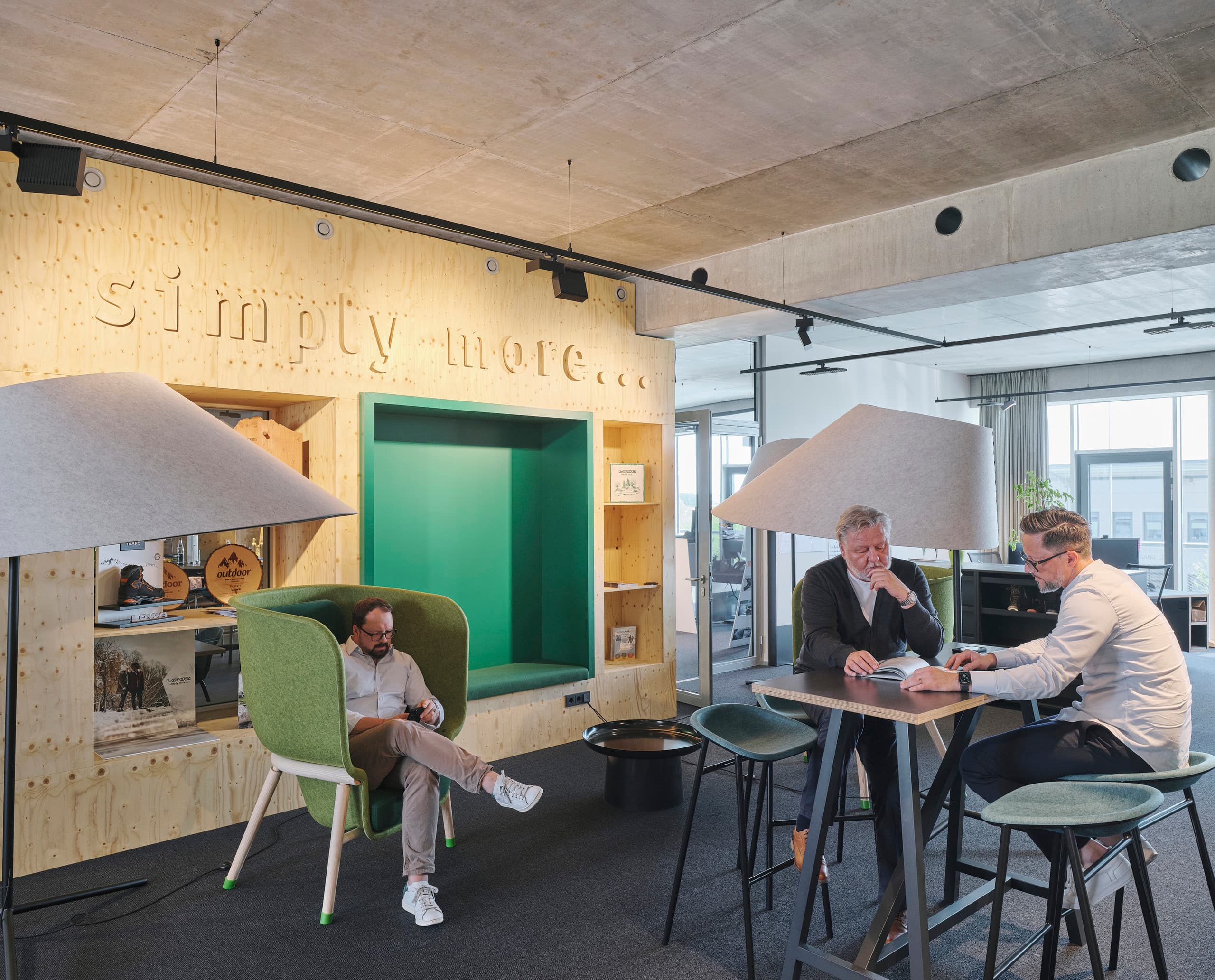 Lowa Büro mit ERCO Licht: Flexible Arbeitsbereiche und Human Centric Lighting für optimale Sehbedingungen.