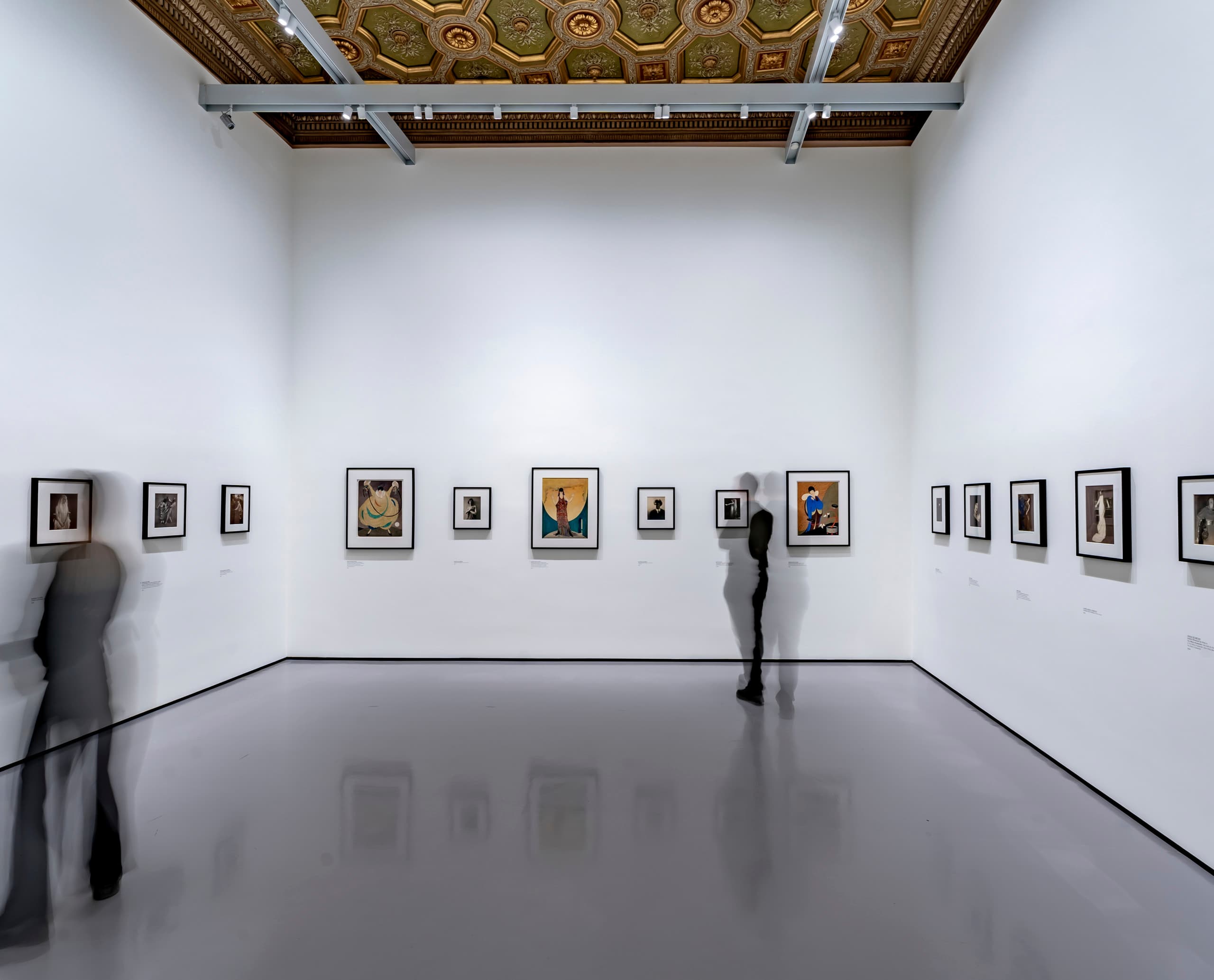 ERCO LED-Spots beleuchten Kunstwerke im Palazzo Grassi, Venedig, und schaffen flexible, energieeffiziente Ausstellungsbeleuchtung.