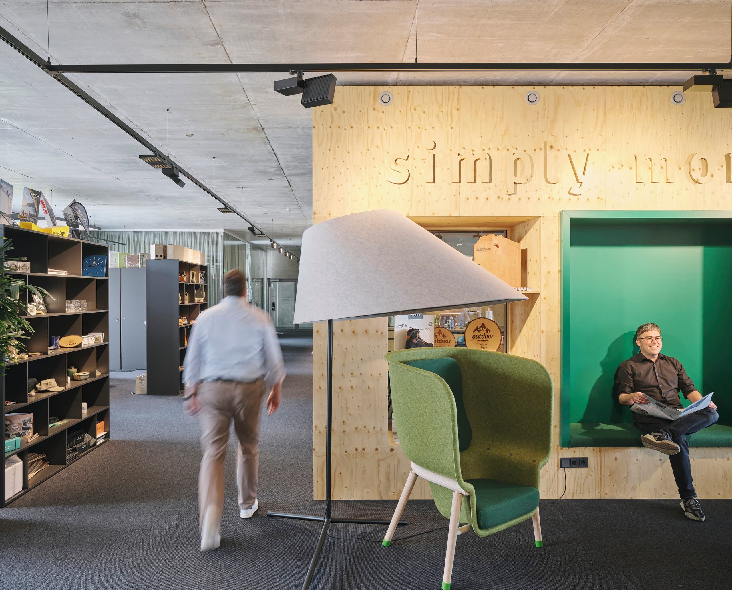 Lowa Büro mit ERCO Licht: Flexible Bürobeleuchtung für kreatives Arbeiten und Produktpräsentation.