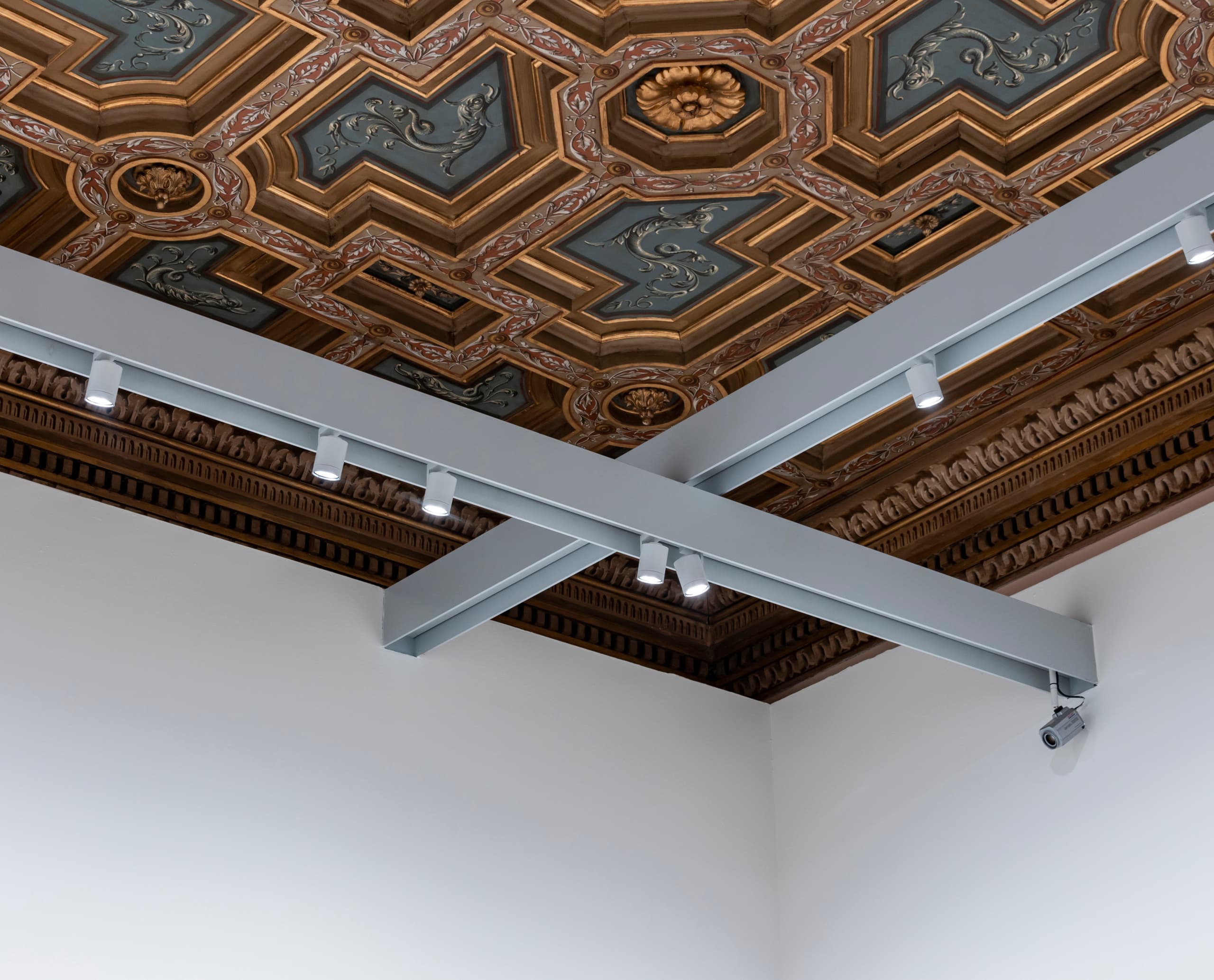 ERCO Parscan LED-Strahler an der Decke des Palazzo Grassi, Venedig, für flexible Museumsbeleuchtung.