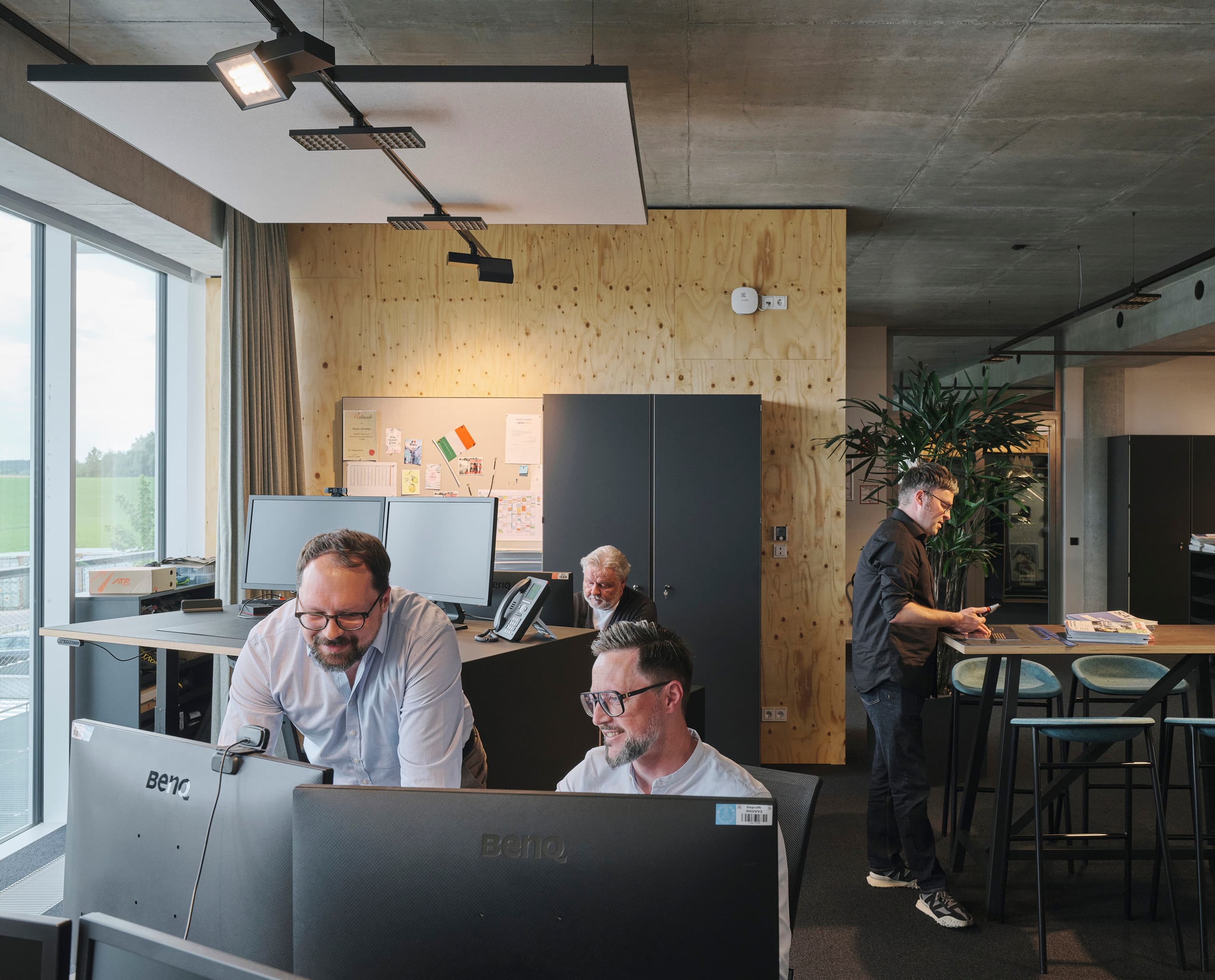 Lowa Büro mit ERCO LED-Beleuchtung für flexible, bedarfsorientierte Arbeitsplatzbeleuchtung.