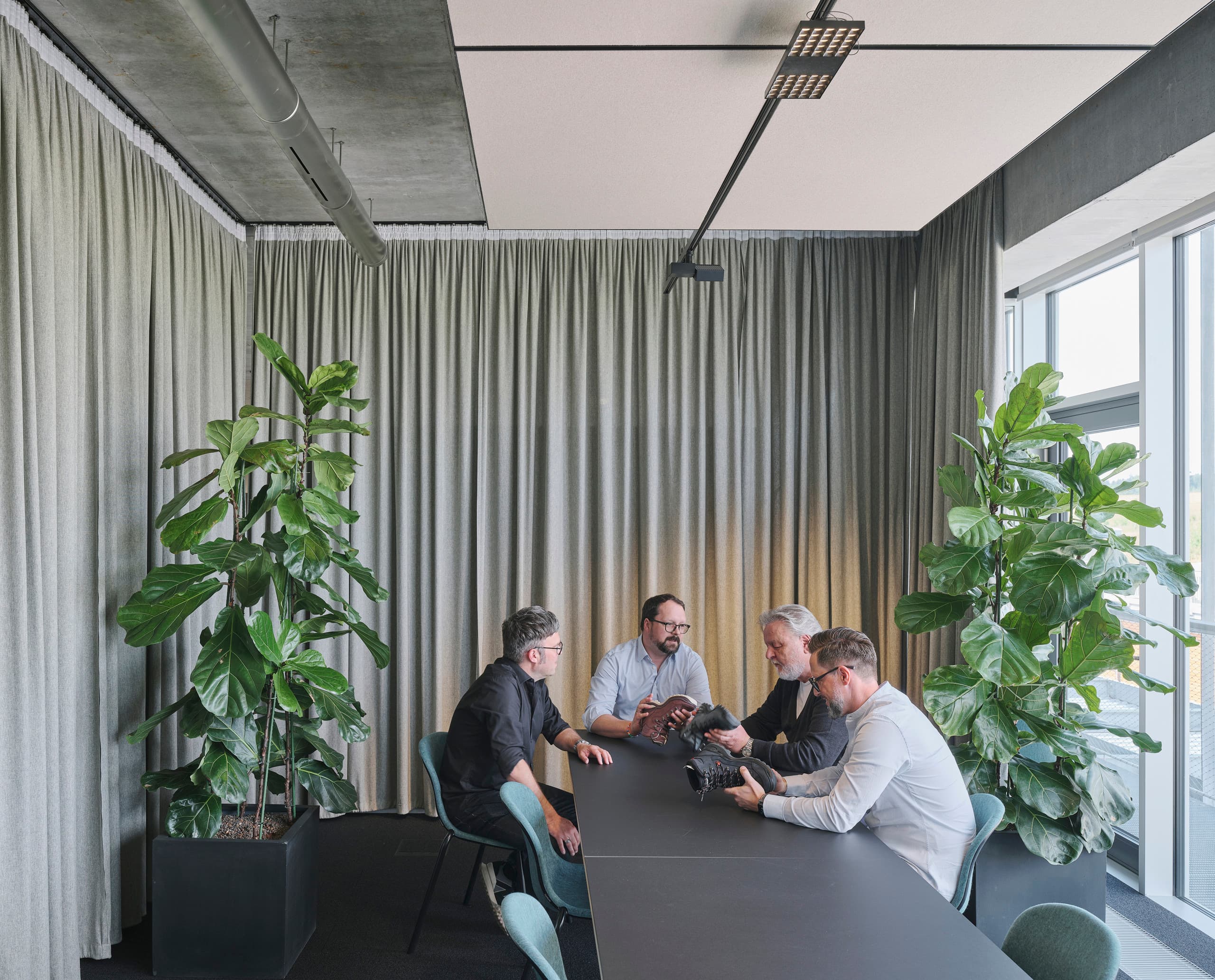 Lowa Büro Besprechungsraum mit ERCO Bürobeleuchtung für visuellen Komfort und Produktpräsentation.