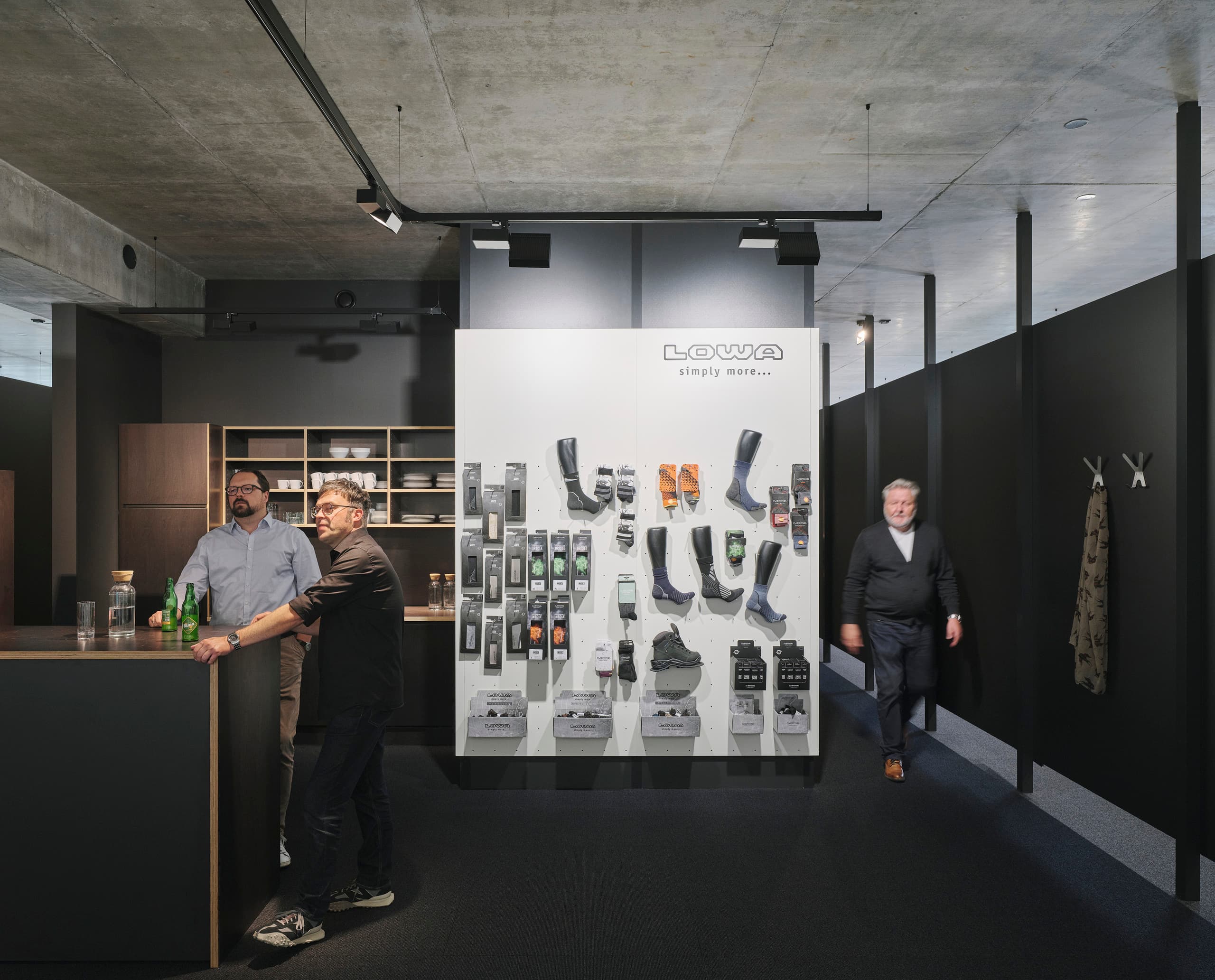 Lowa Showroom mit ERCO Bürobeleuchtung für flexible Arbeitsbereiche und Produktpräsentation.