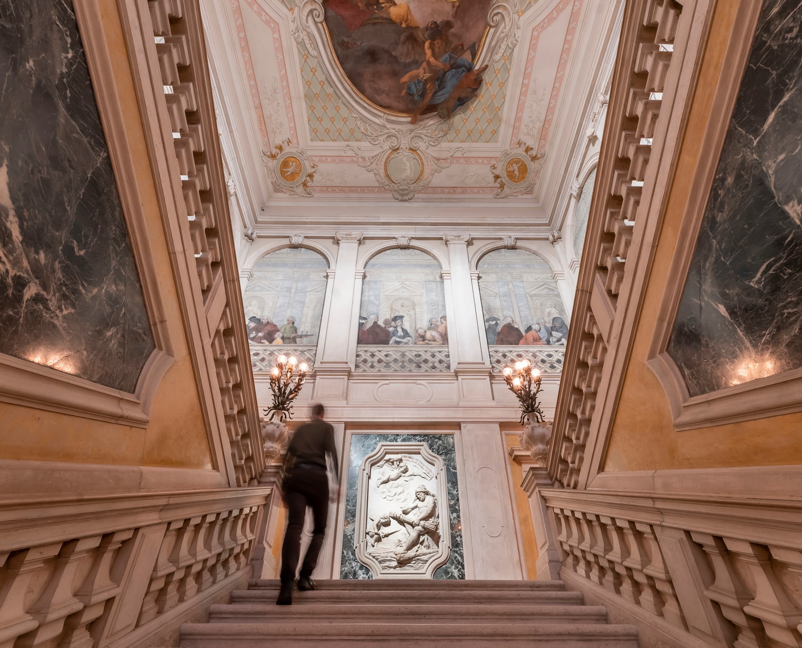 Treppenhaus im Palazzo Grassi, Venedig, beleuchtet mit ERCO LED-Strahlern für Energieeffizienz und Flexibilität.