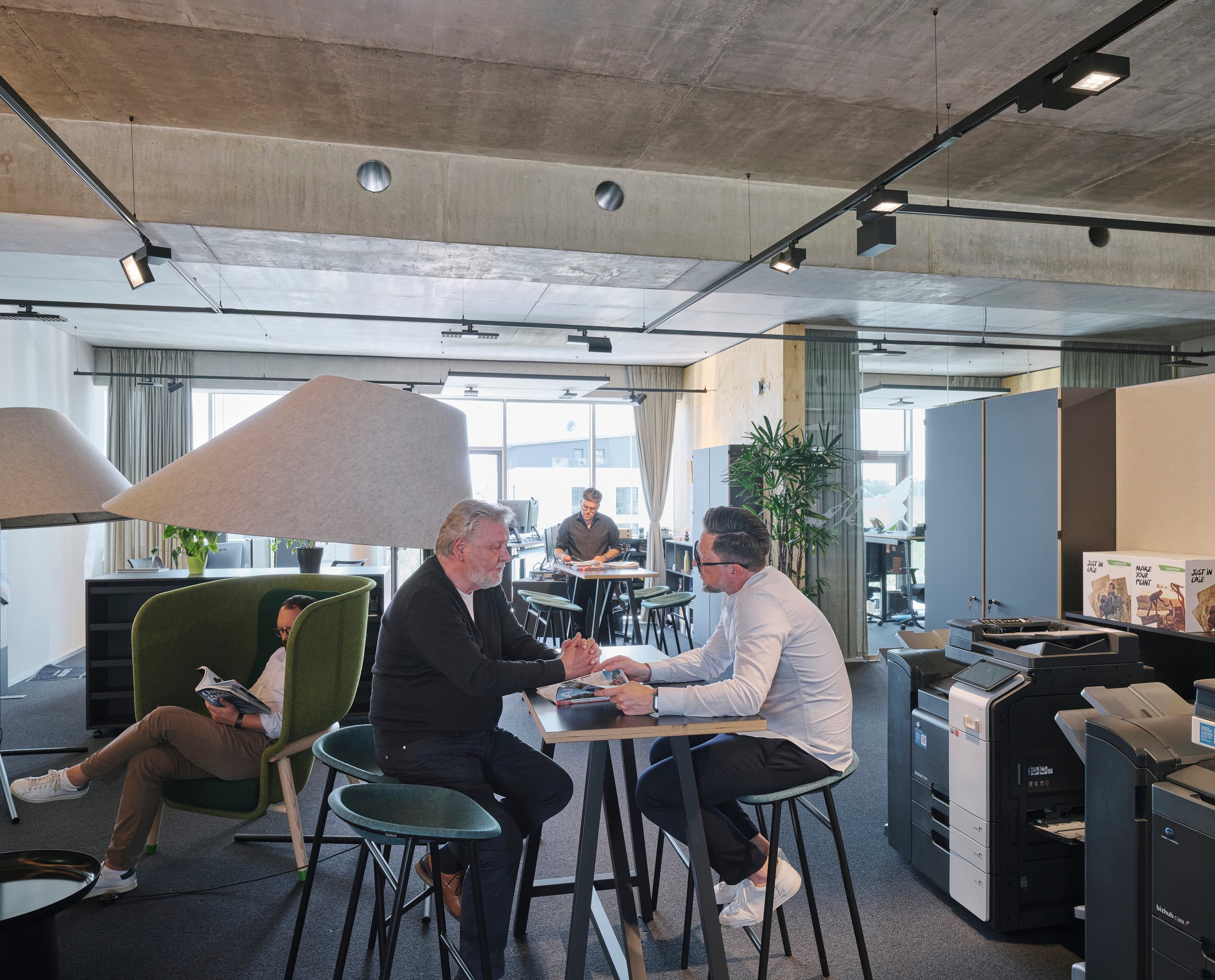 ERCO Bürobeleuchtung im Lowa Büro: Flexible Beleuchtung für Mitarbeiter und Architektur, mit Jilly Downlights und Opton Strahlern.