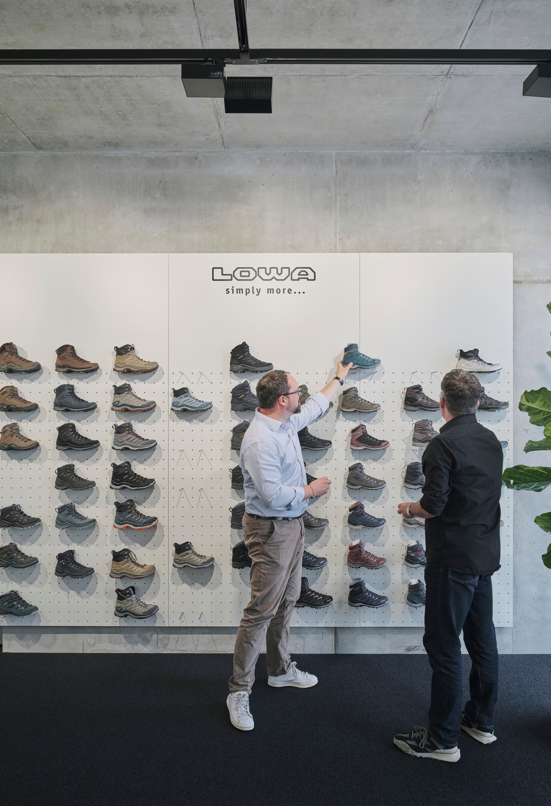 Lowa Schuh-Präsentation mit ERCO Licht für optimale Produkterkennung im Büro und Showroom.
