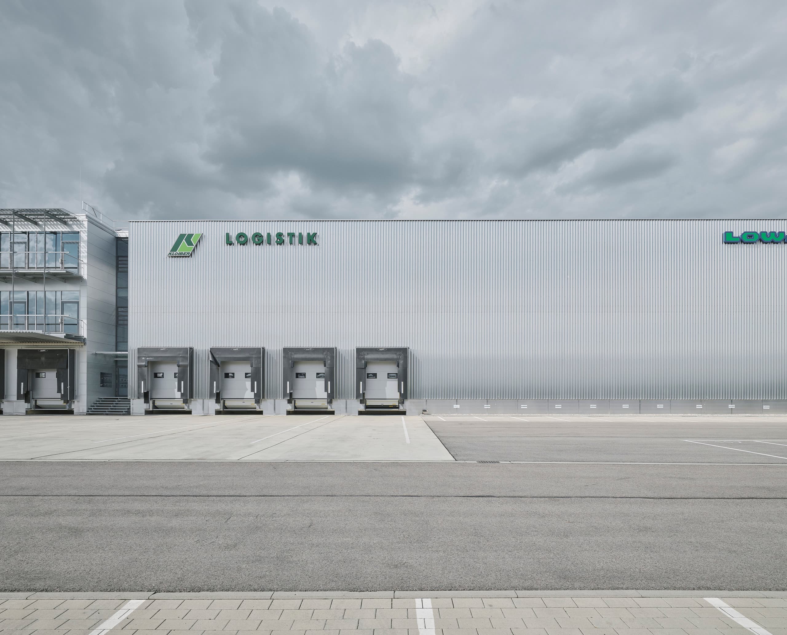 Lowa Logistikzentrum: Funktionales Gebäude für Outdoor-Spezialisten mit effizienter LED-Beleuchtung.