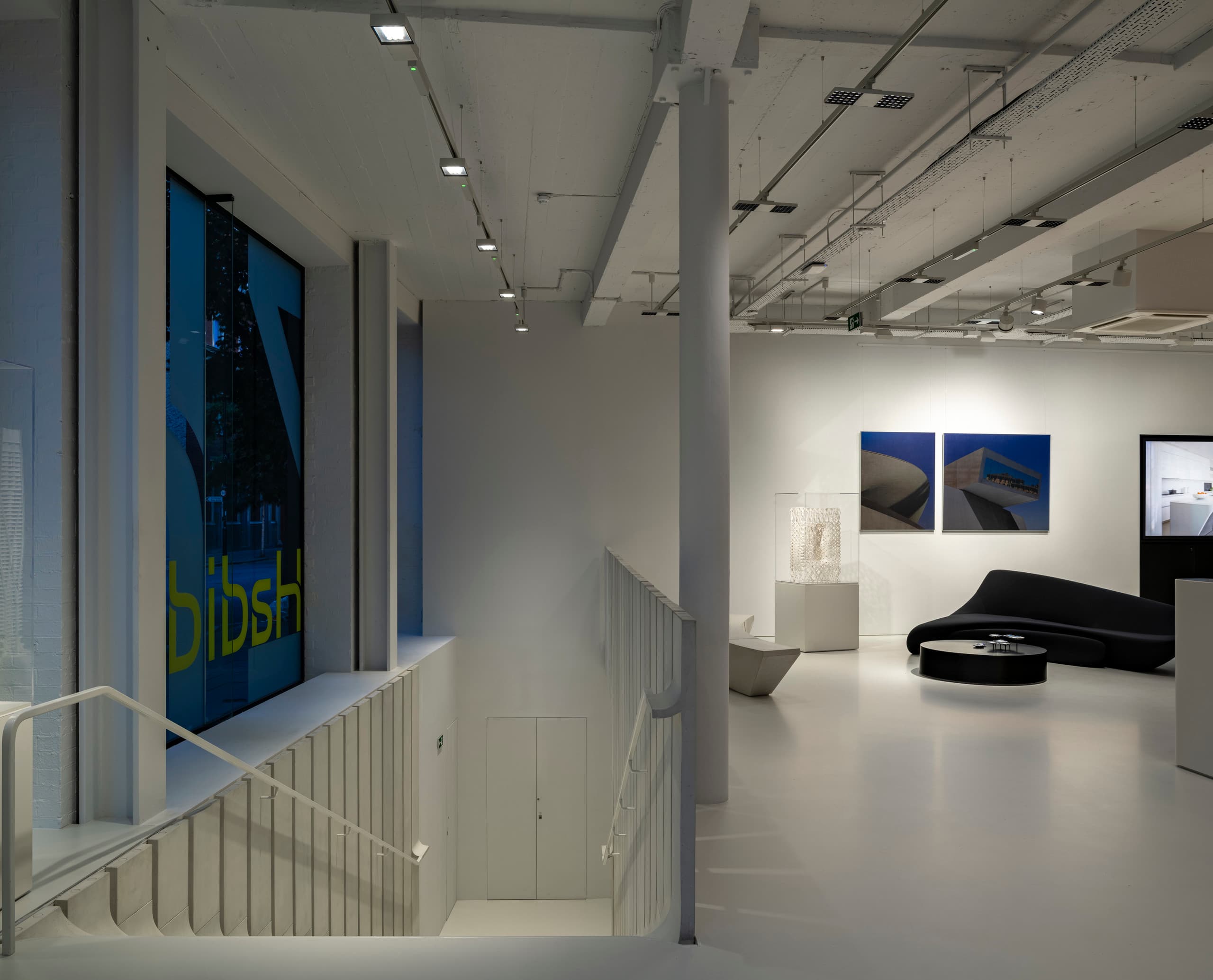 ERCO Beleuchtung im Zaha Hadid Büro London: Opton Strahler und Jilly Downlights für flexible Arbeitsbereiche.