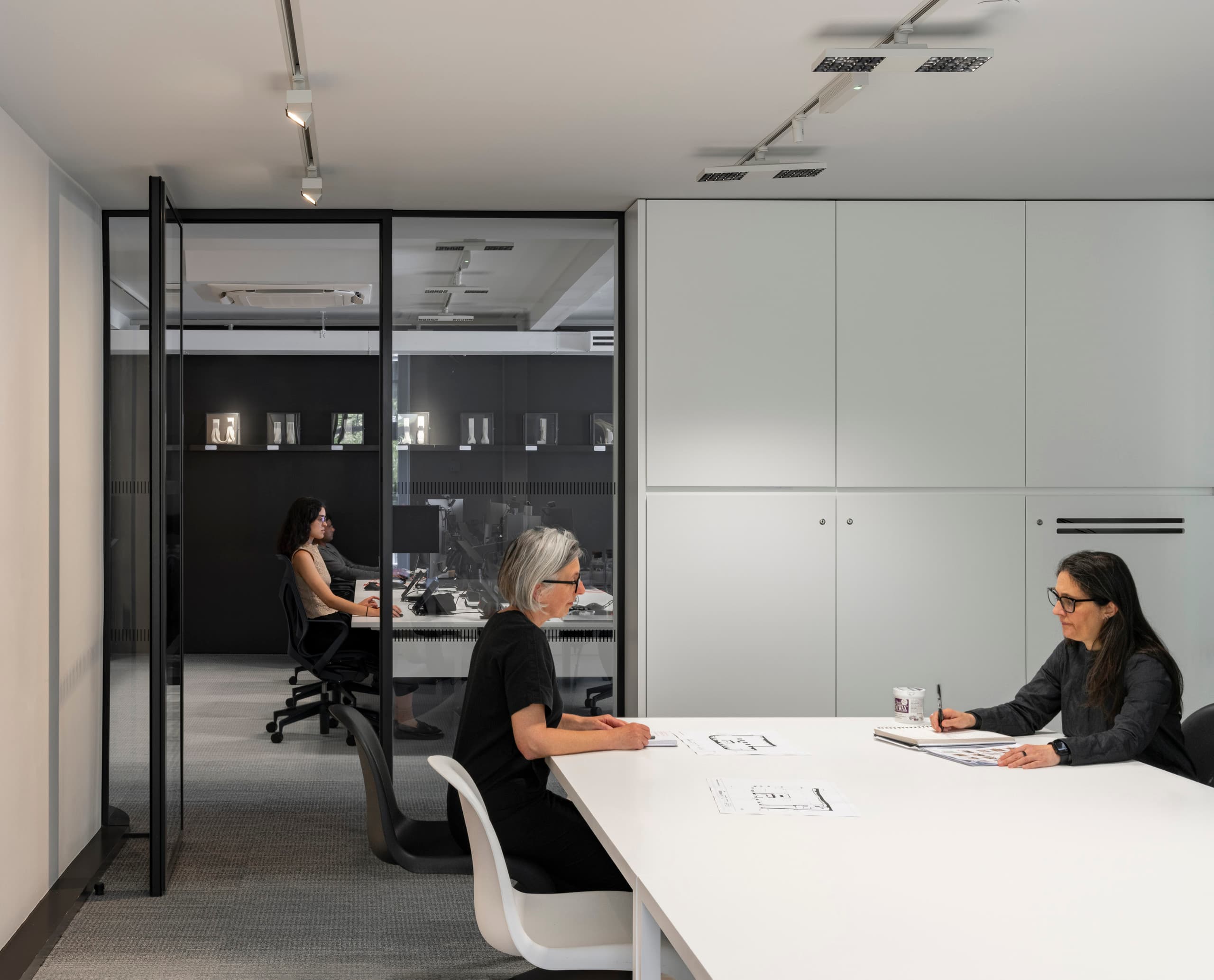 ERCO Beleuchtung im Zaha Hadid Büro, London: Flexible Arbeitsbereiche mit Jilly Downlights und Opton Strahlern.