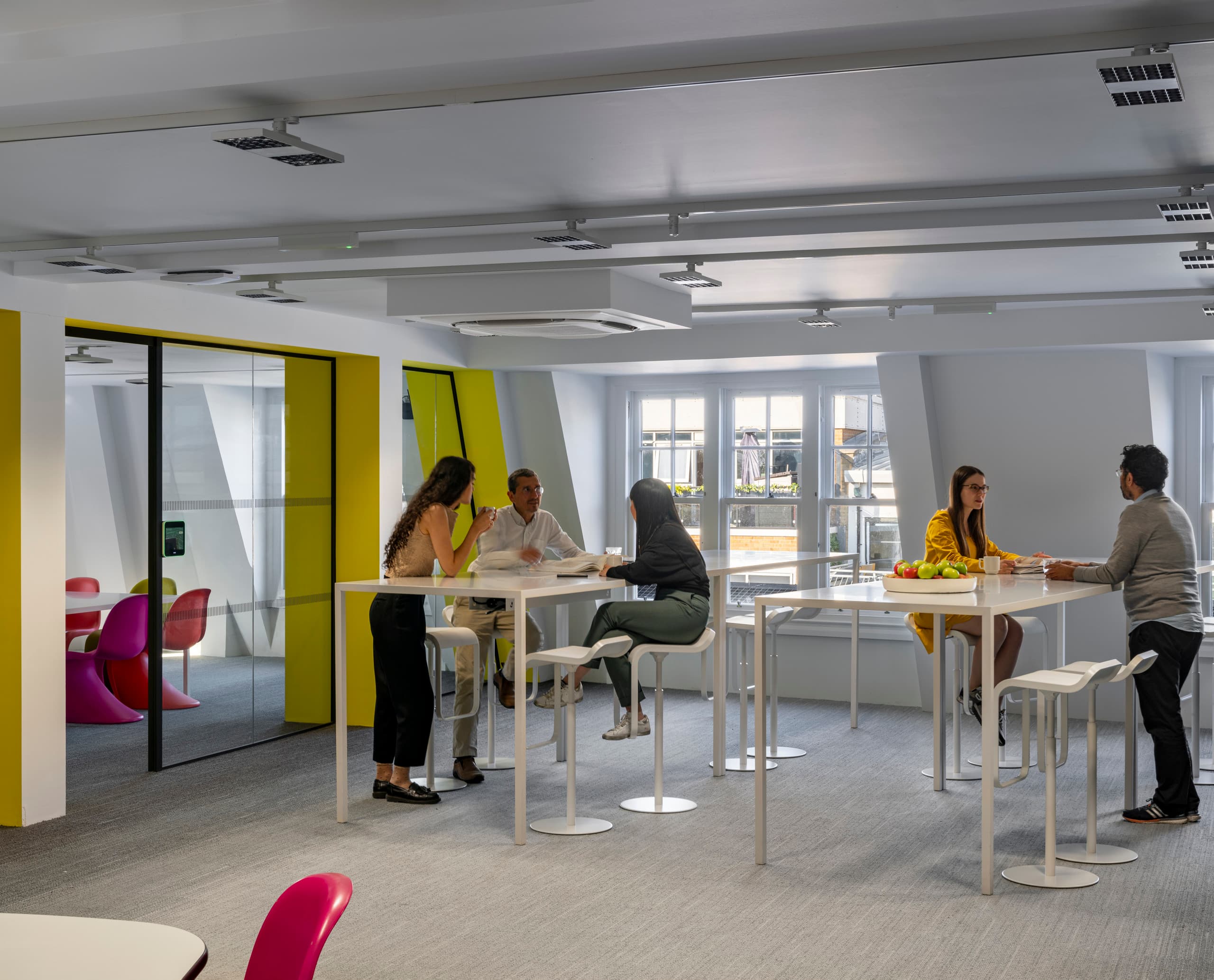 ERCO Jilly Downlights in einem modernen Zaha Hadid Büro für verbessertes Wohlbefinden der Mitarbeiter.