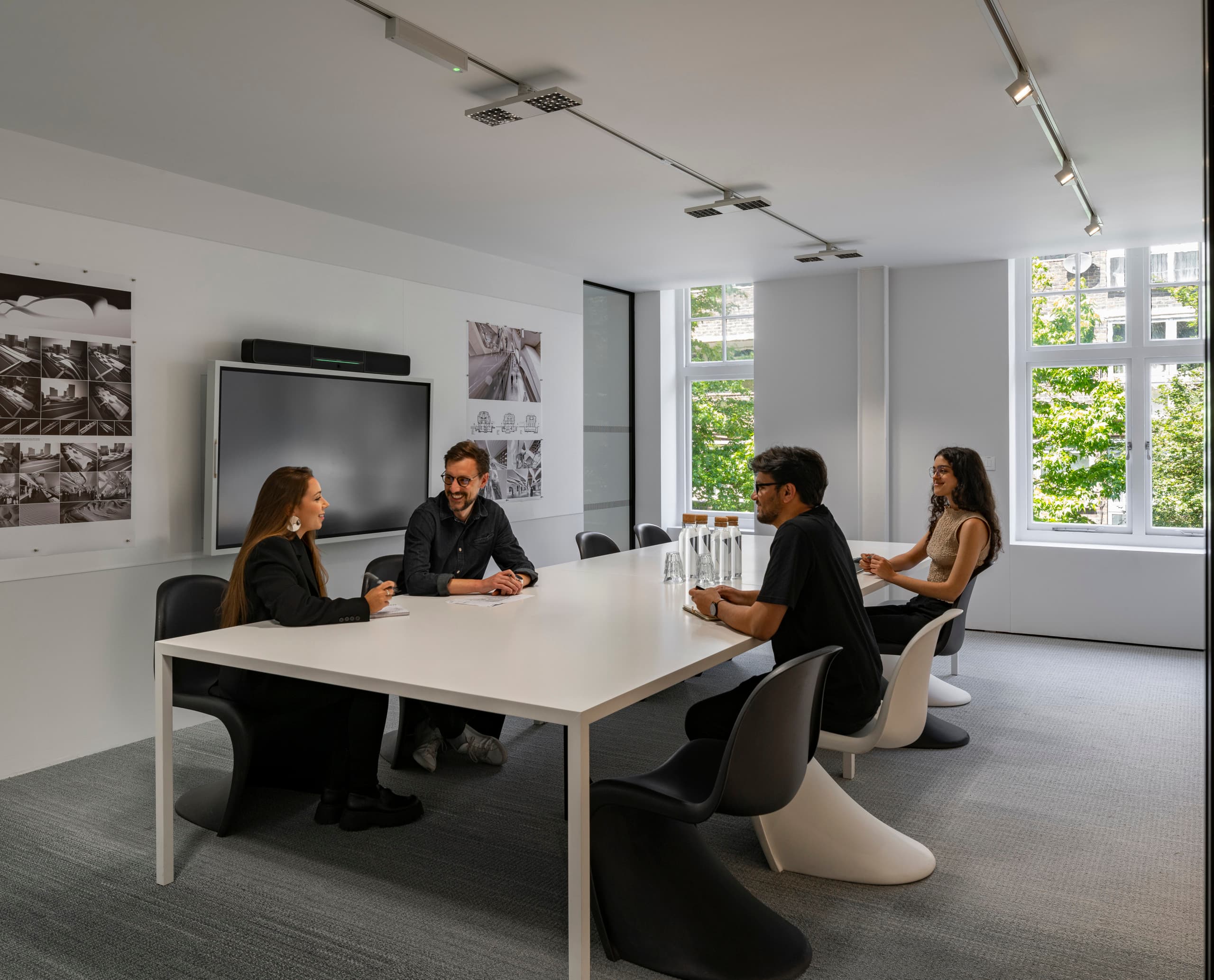 Besprechung im Zaha Hadid Büro, London, mit ERCO Beleuchtung für modernes Design und Wohlbefinden.
