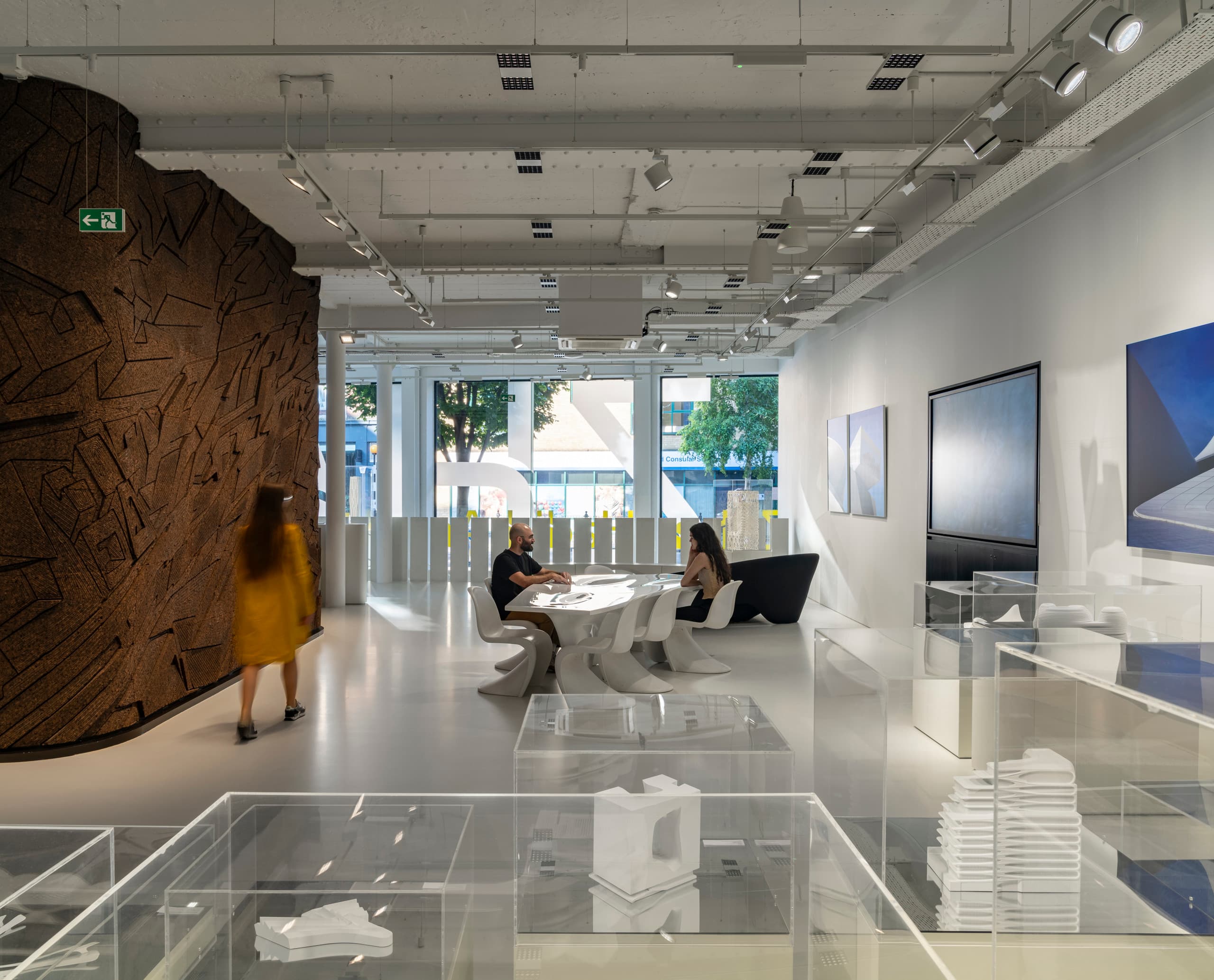 ERCO Beleuchtung im Zaha Hadid Büro, London: Flexible Arbeitsbereiche mit Jilly Downlights und Opton Strahlern.