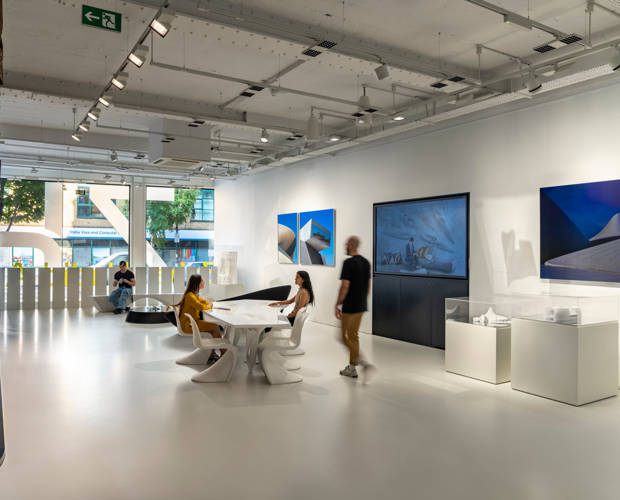 ERCO Beleuchtung im Zaha Hadid Büro, London: Flexible Arbeitsbereiche mit Jilly Downlights und Opton Strahlern.