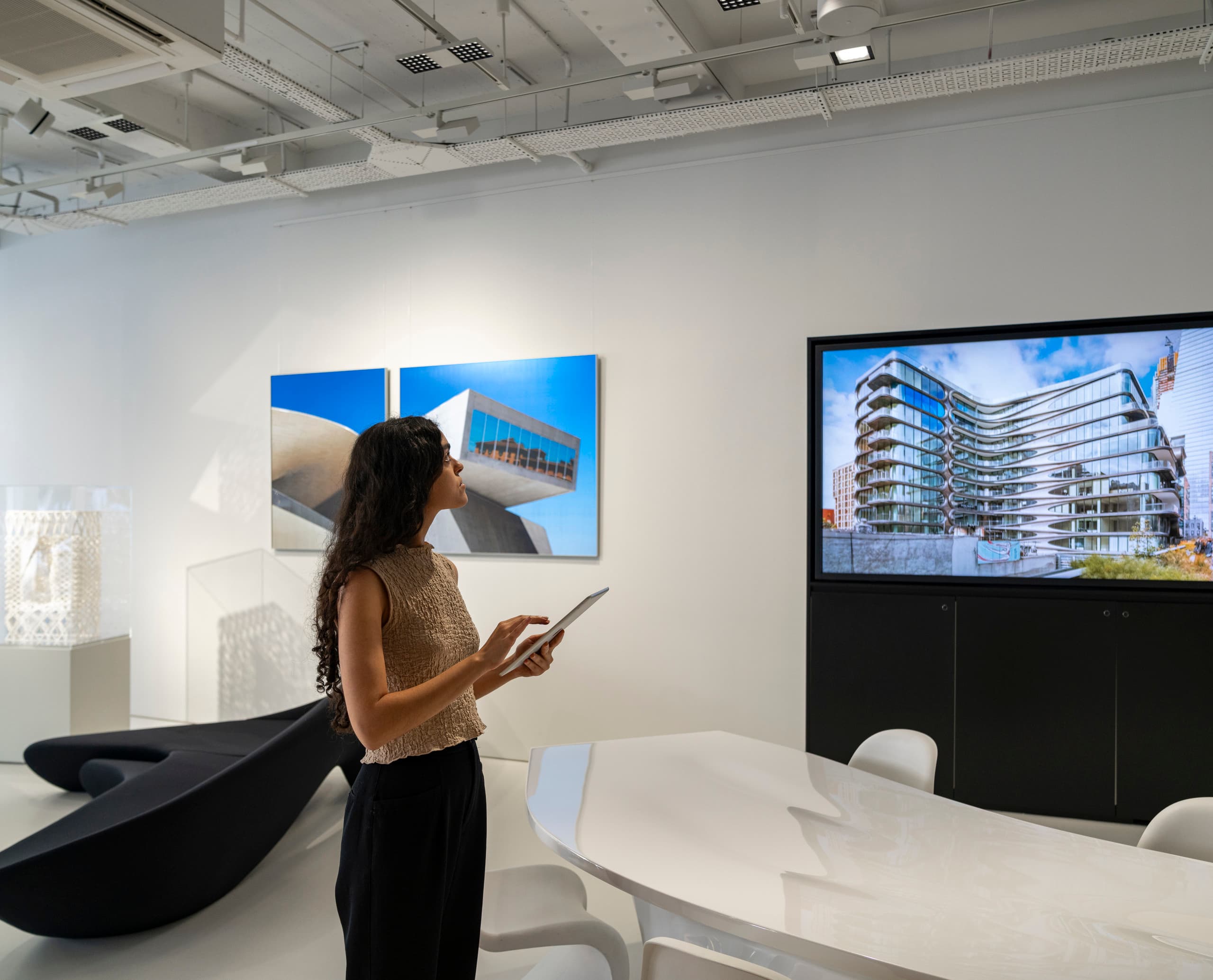 ERCO Beleuchtung im Zaha Hadid Büro, London, zur Unterstützung von responsivem Design und Mitarbeiterwohlbefinden.
