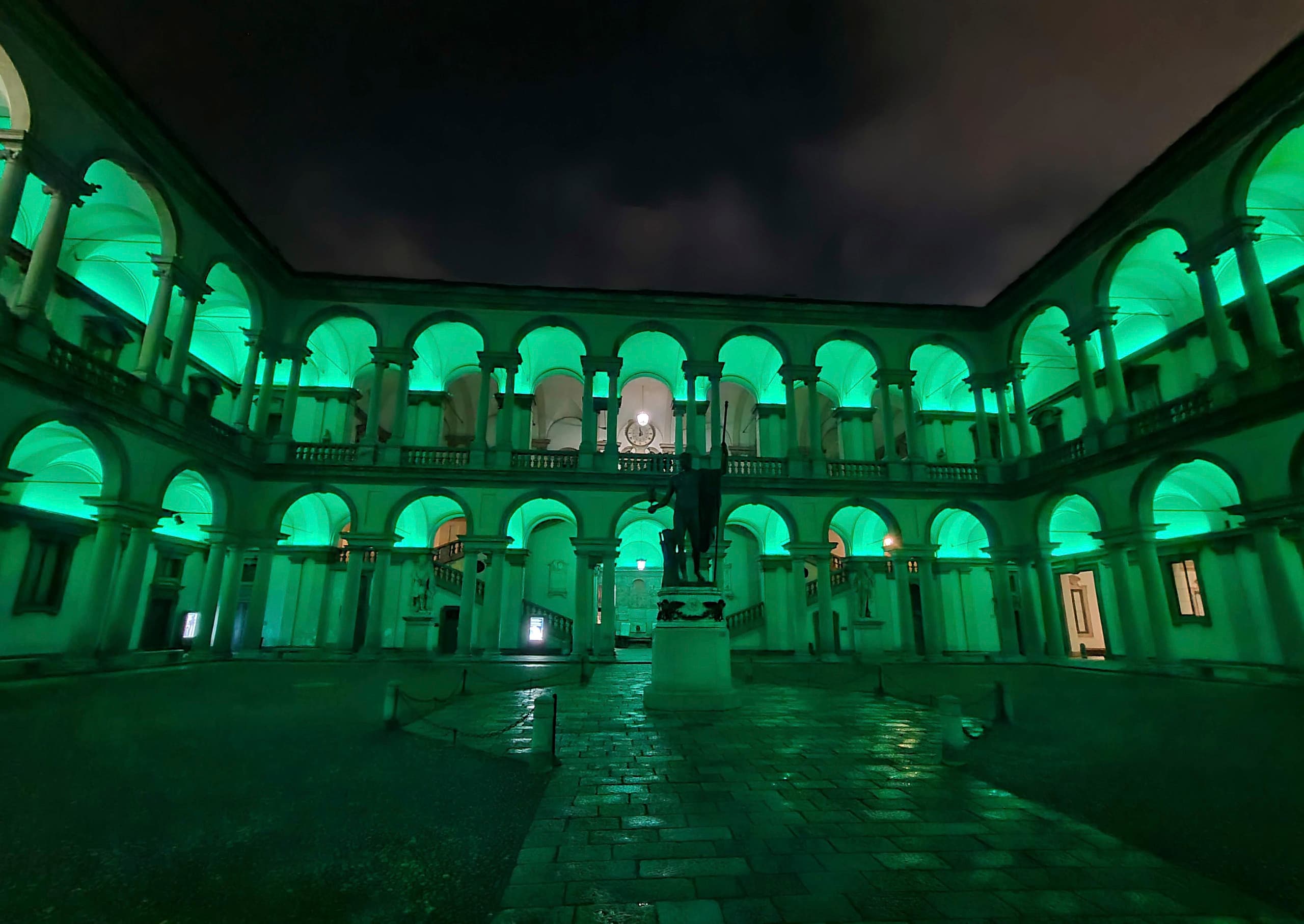 LED-Beleuchtung des Innenhofs der Pinacoteca di Brera in Mailand mit ERCO Strahlern für farbige Akzente.
