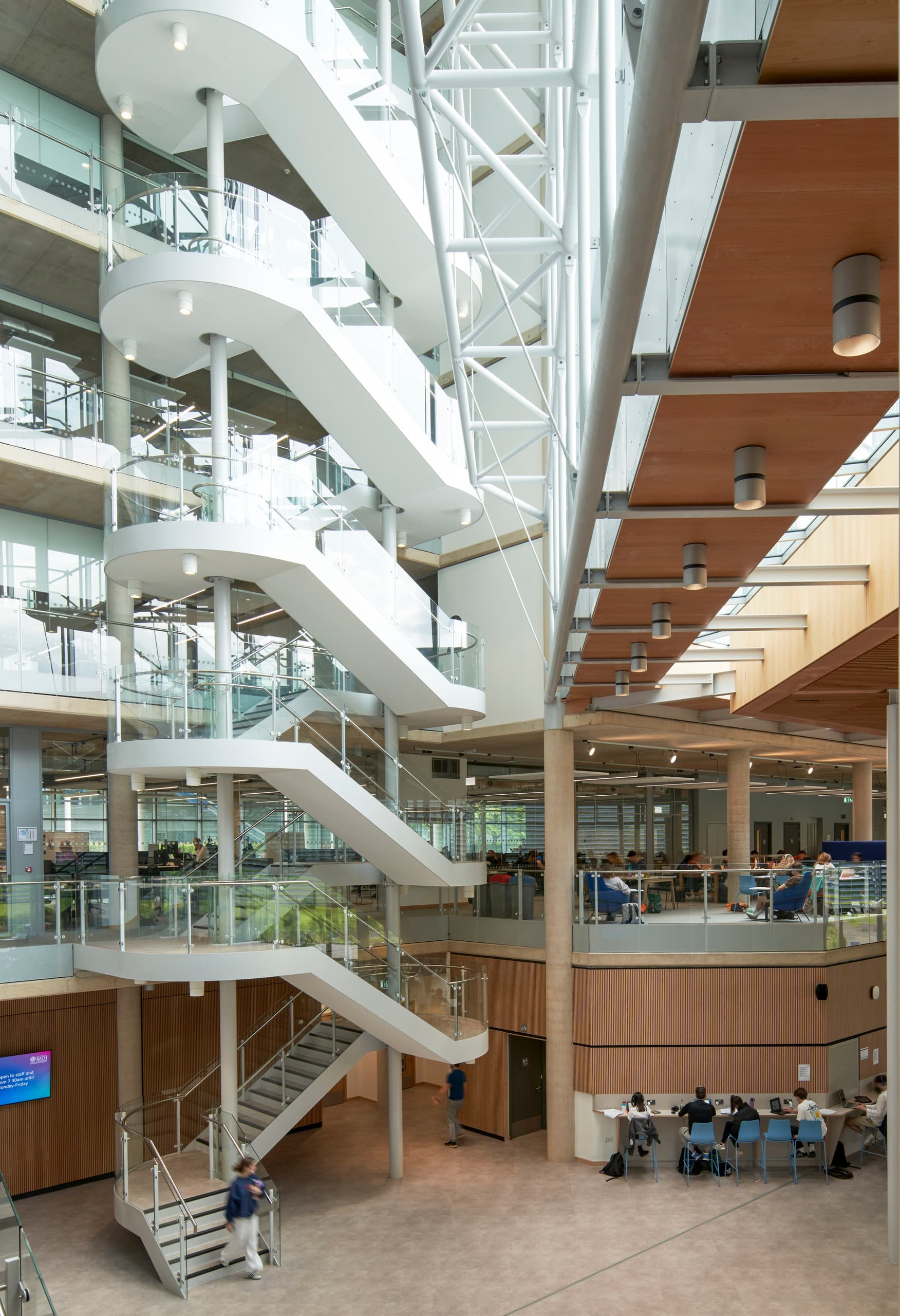 Innenansicht der University of Bath School of Management mit ERCO Downlights für nachhaltige Beleuchtung.