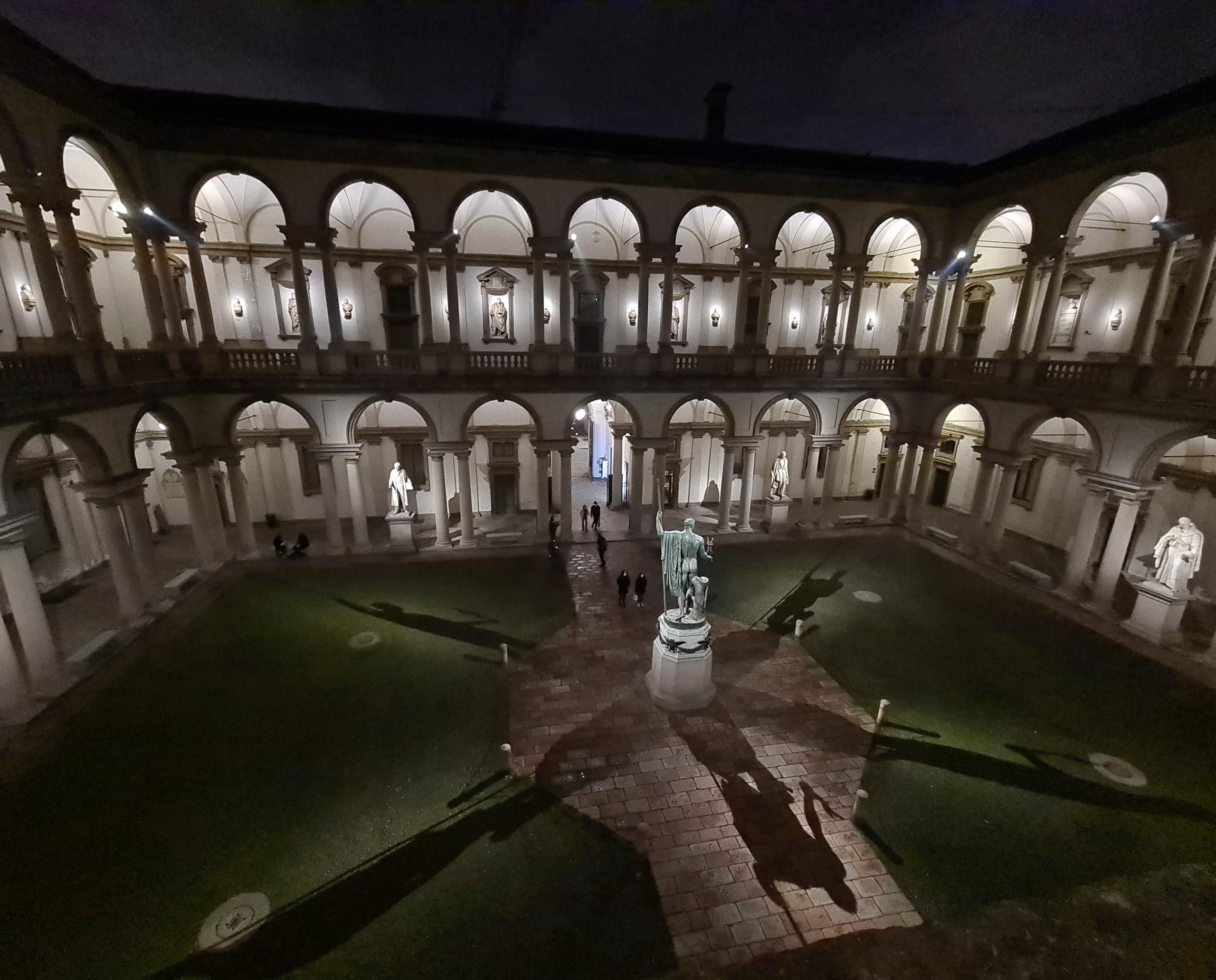 LED-Beleuchtung im Außenbereich der Pinacoteca di Brera, die architektonische Details hervorhebt.